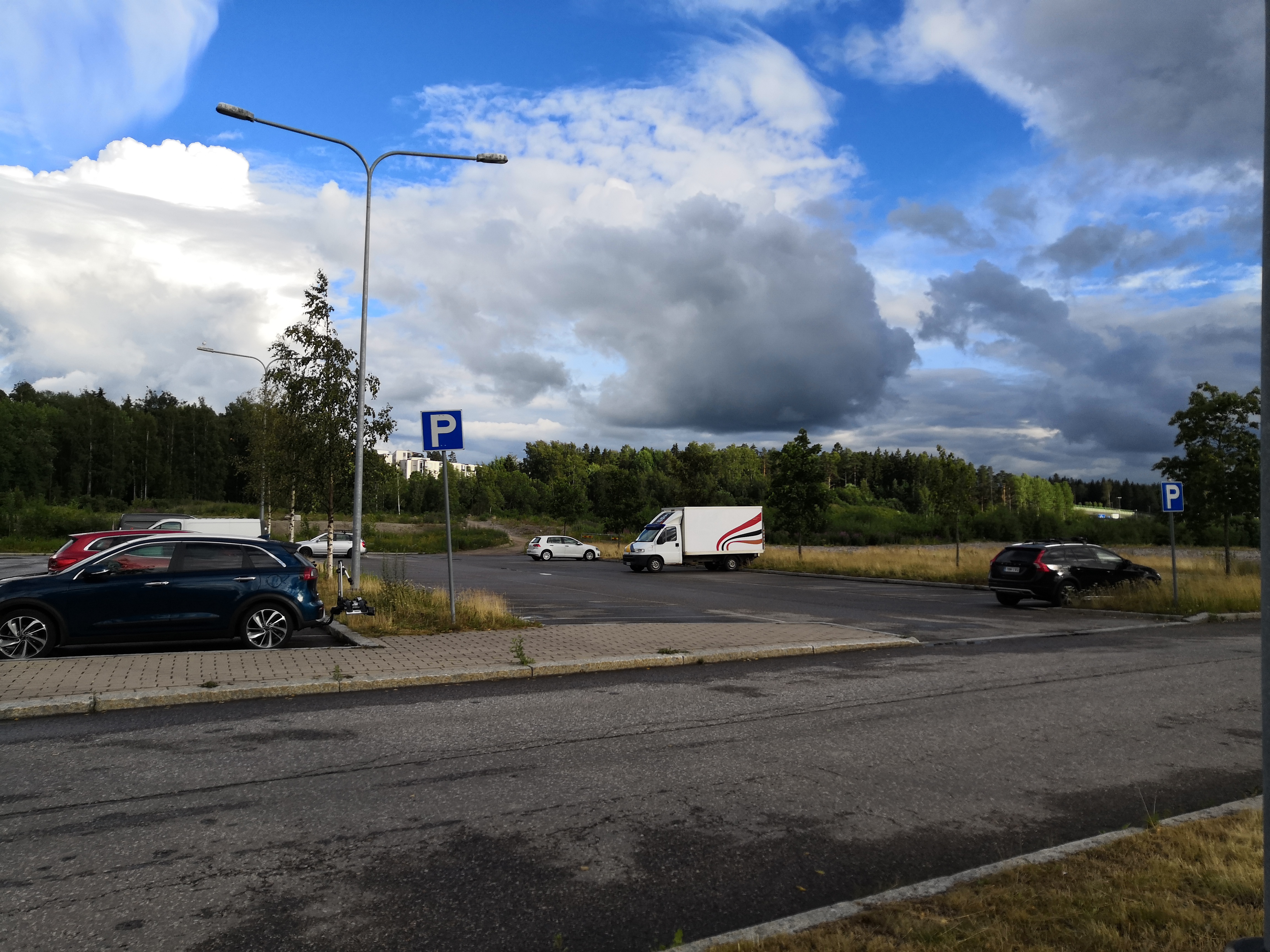 Paukkulanpuisto. Taustalla näkyy Kivikonlaidan teollisuusaluetta. Puiston alueella on sijainnut puolustusvoimien rakentama Malmin ampumarata, joka valmistui vuonna 1937 Helsingissä järjestettyihin ammunnan MM-kisoihin, ja suljettiin vuonna 1993. rephoto