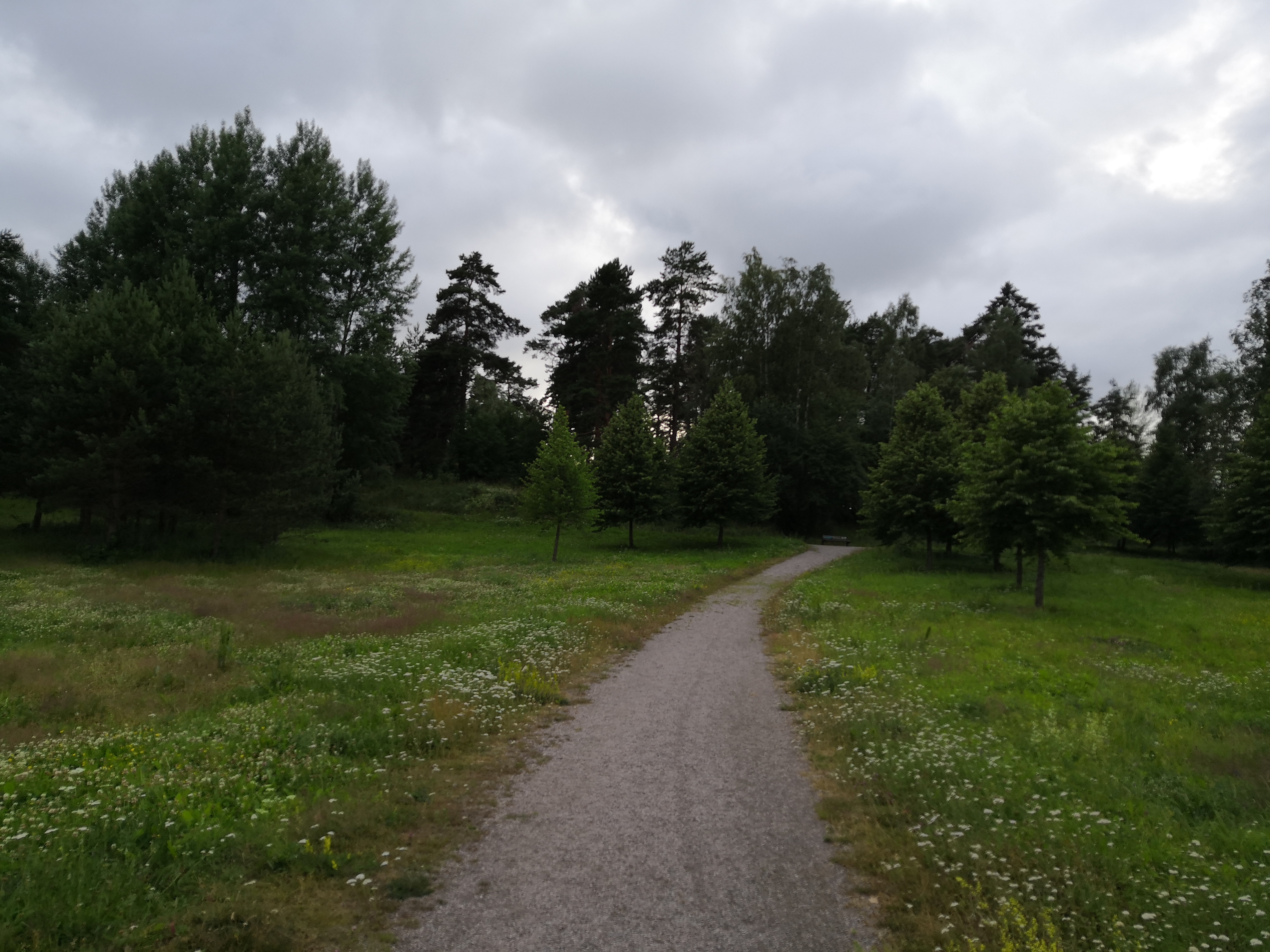 Paukkulanpuisto. Alueella on sijainnut puolustusvoimien rakentama Malmin ampumarata, joka valmistui vuonna 1937 Helsingissä järjestettyihin ammunnan MM-kisoihin, ja suljettiin vuonna 1993. Ampumaradan yhteydessä sijaitsi hirsitalo joka palveli mm. radalla järjestettyjen vuoden 1952 olympialaisten luotiaselajien kilpailujen johtoa ja arvovieraita. Rakennus paloi 1990-luvulla perustuksia myöten. rephoto