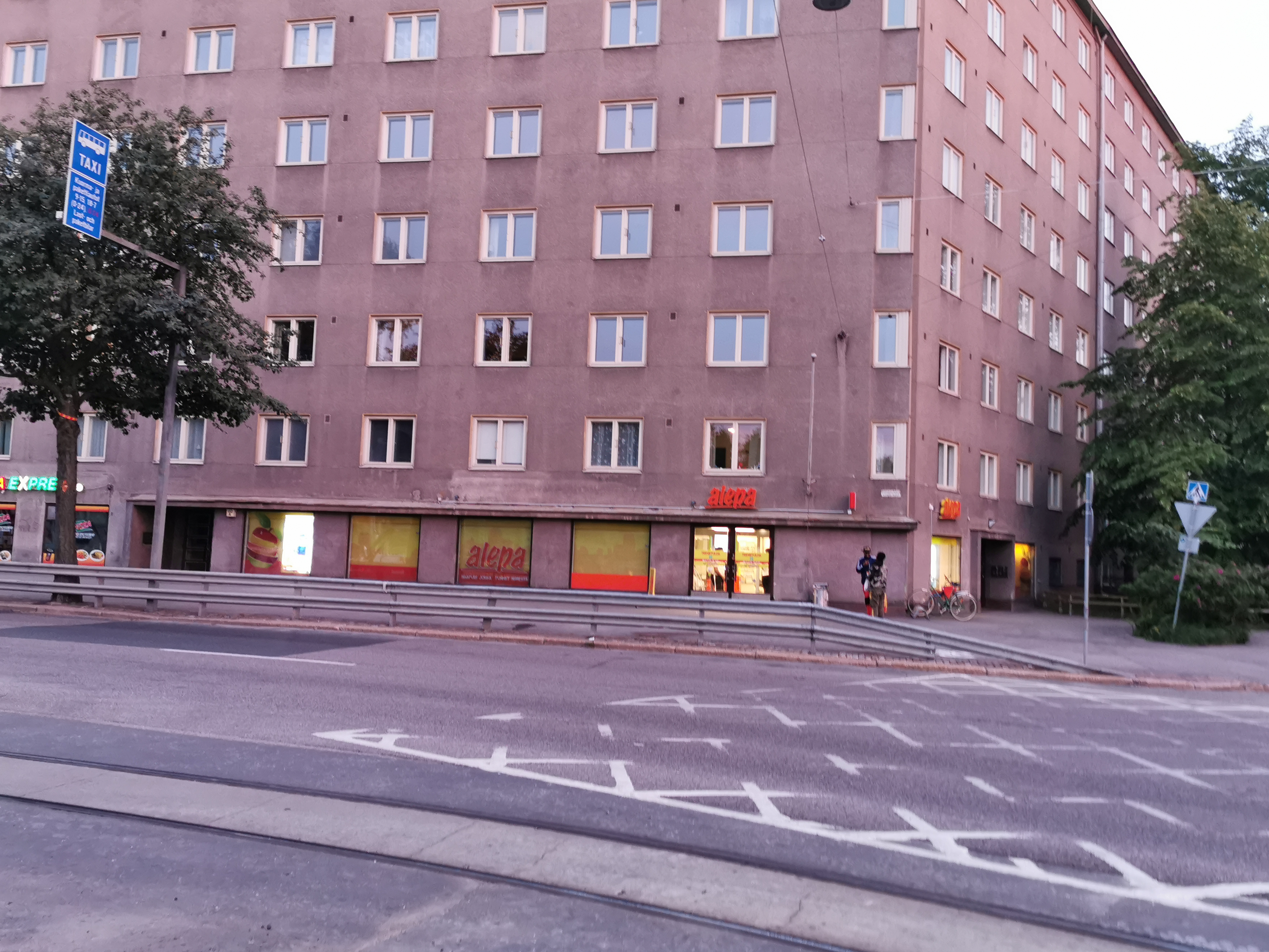 Mannerheimintie 152. - Kuusitie 2. Elannon myymälä, lihamyymälä, Helsingin osakepankki. Kuvan vasemmassa reunassa Renault Frégate -henkilöauto. rephoto