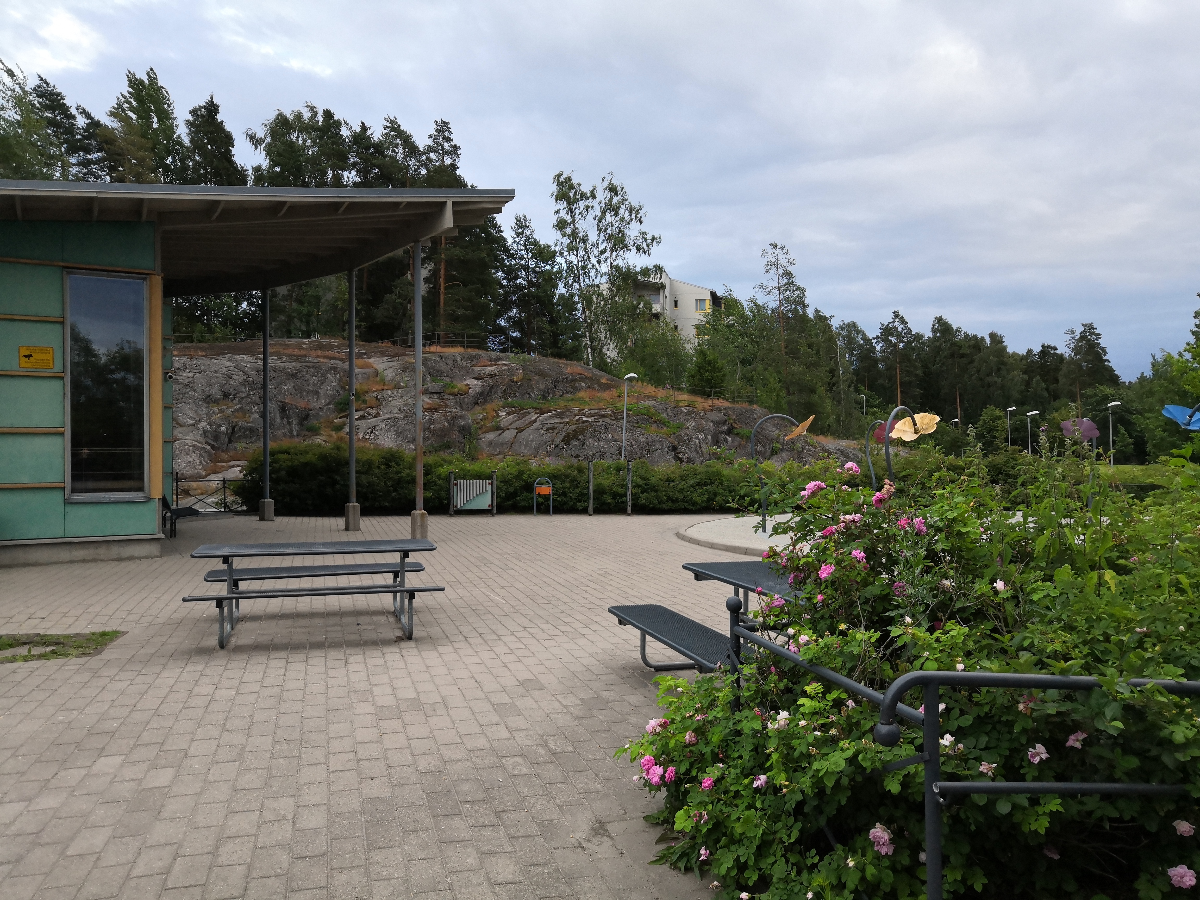 Päiväkoti Kipinäpuistossa. Taustalla Jyrkännekuja 4: kerrostalo rephoto