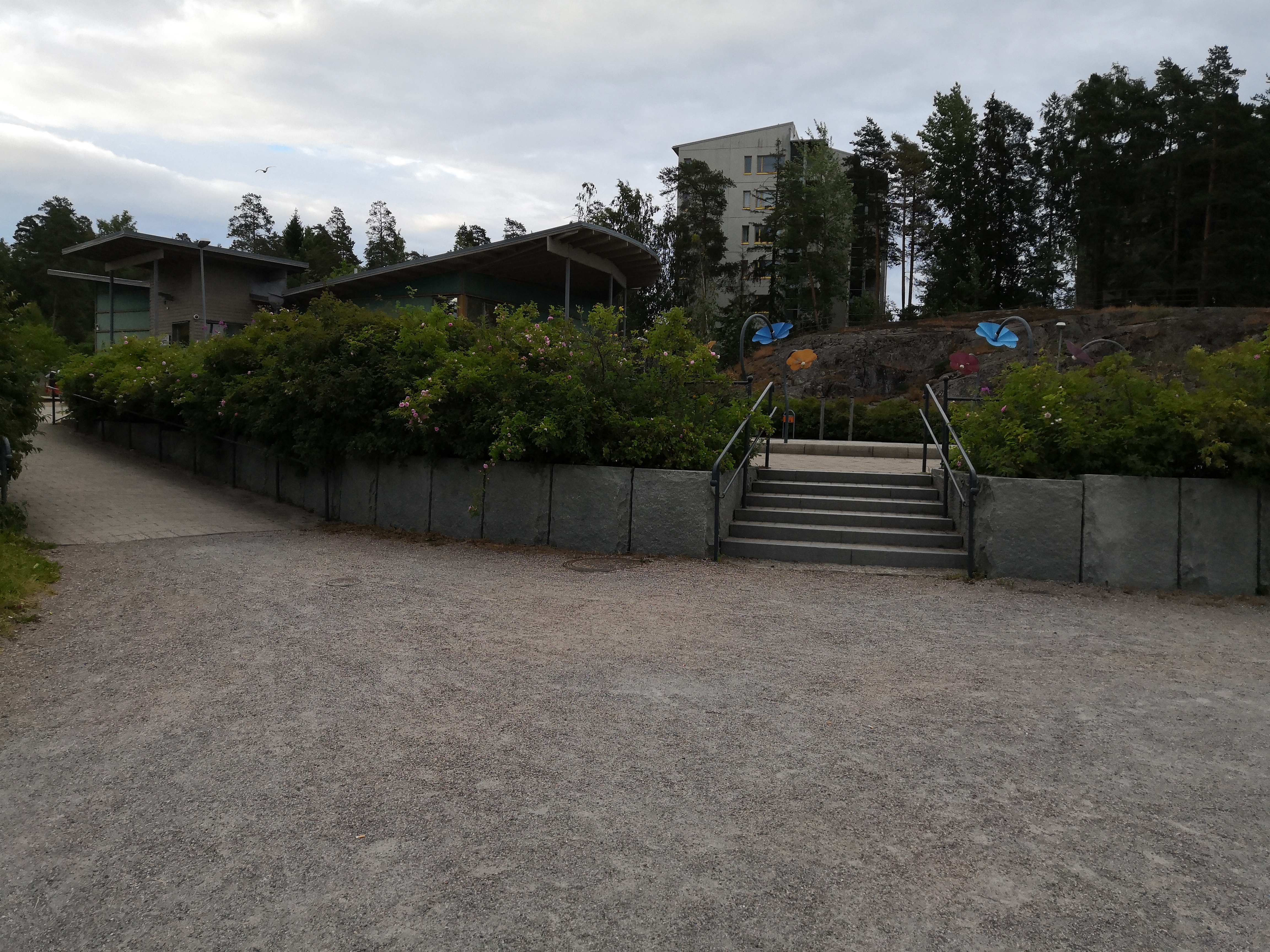 Päiväkoti Kipinäpuistossa. Taustalla Jyrkännekuja 4:n kerrostalo rephoto