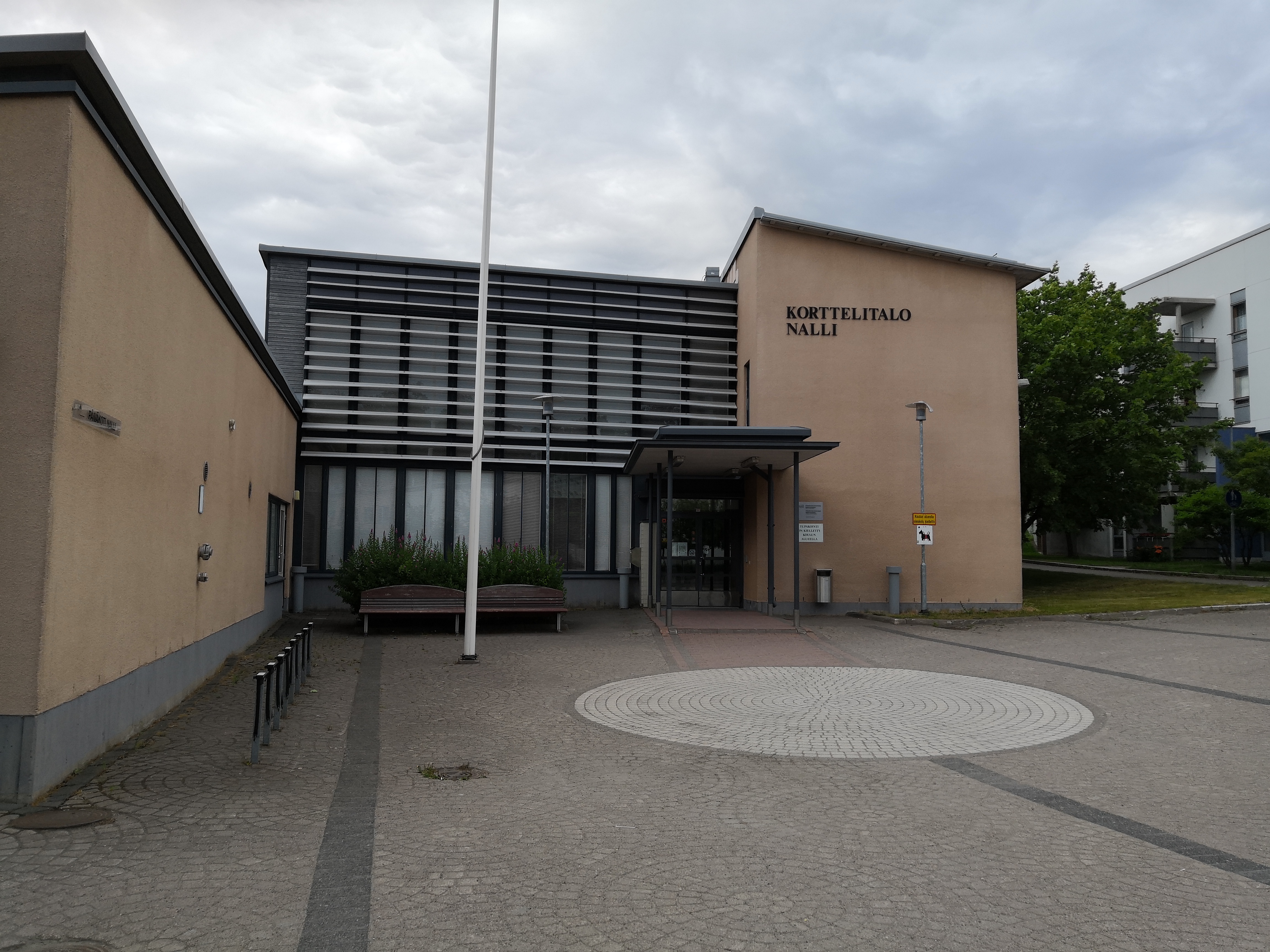 Poikia korttelitalo Nallin pihalla Kivikossa. Suunnittelu arkkitehtitoimisto Aarne von Boehm. rephoto