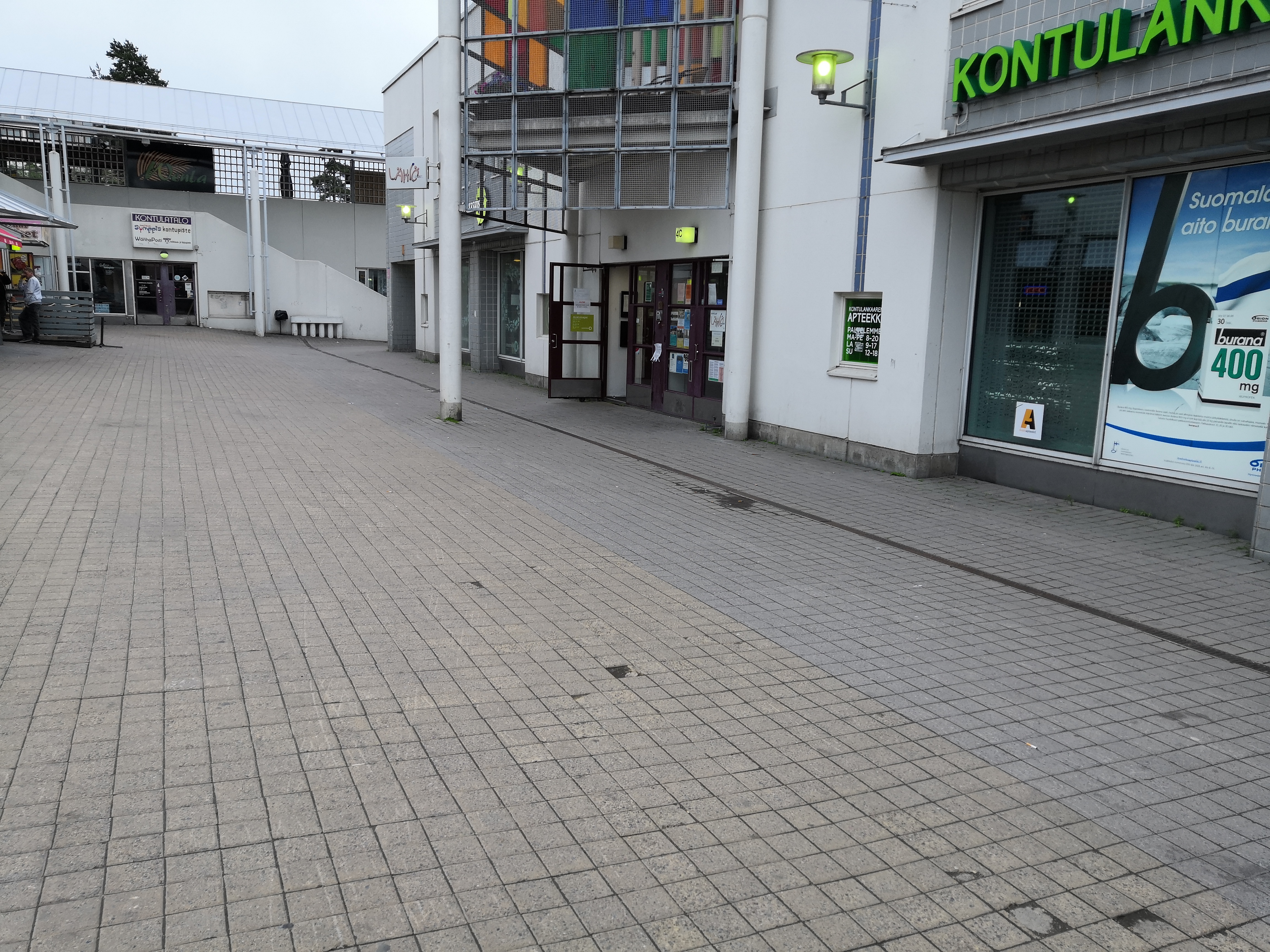 Poliisien soittokunta viihdyttää ihmisiä Kukanpäivän juhlassa Kontulan ostoskeskuksessa. Taustalla KOP:n konttori. rephoto