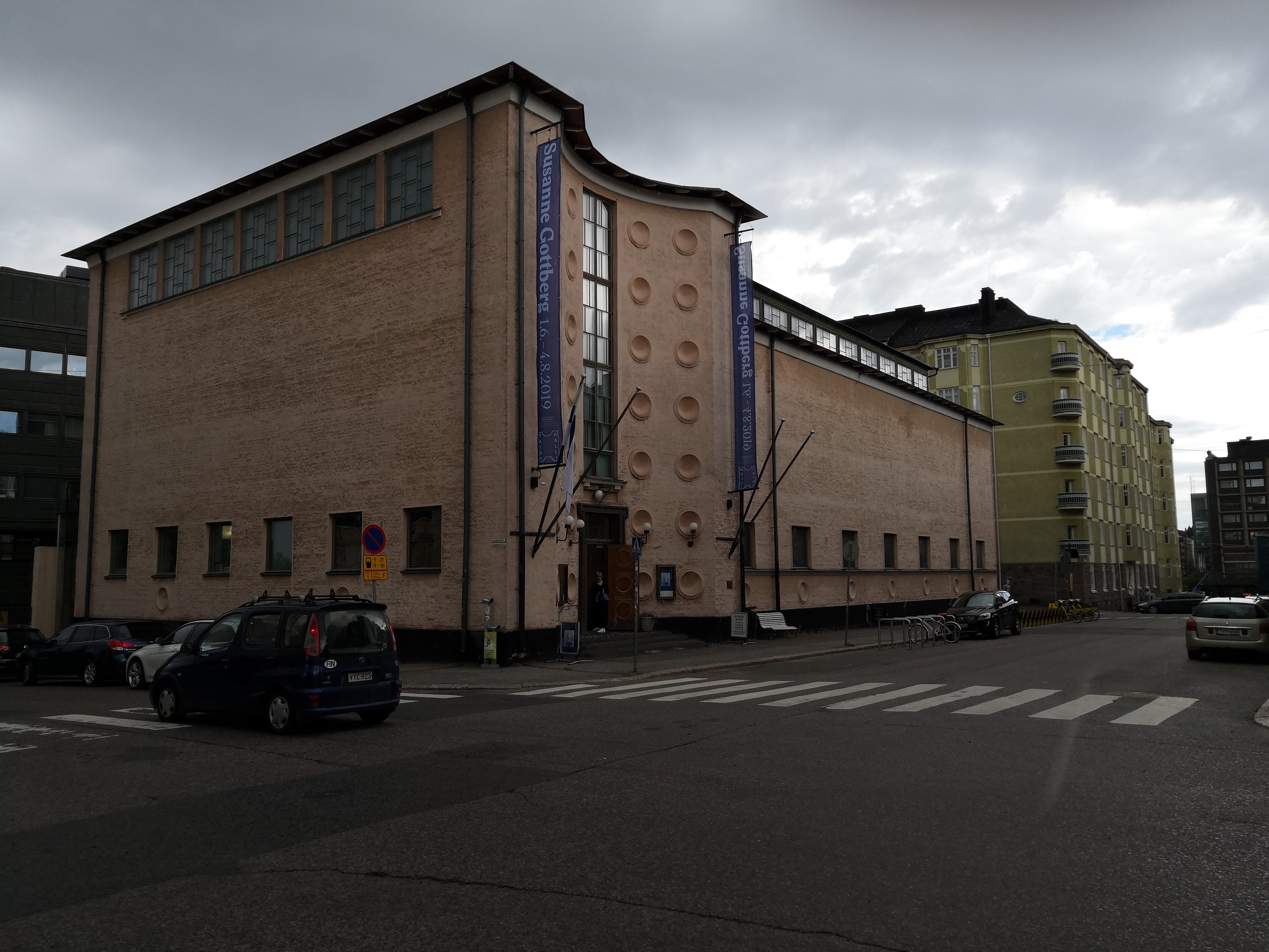 Nervanderinkatu 3. Aurorankatu 8. Ihmisiä jonottamassa harmaana sunnuntaipäivänä Taidehalliin näyttelyyn Nervanderinkadun ja Aurorankadun kulmassa rephoto