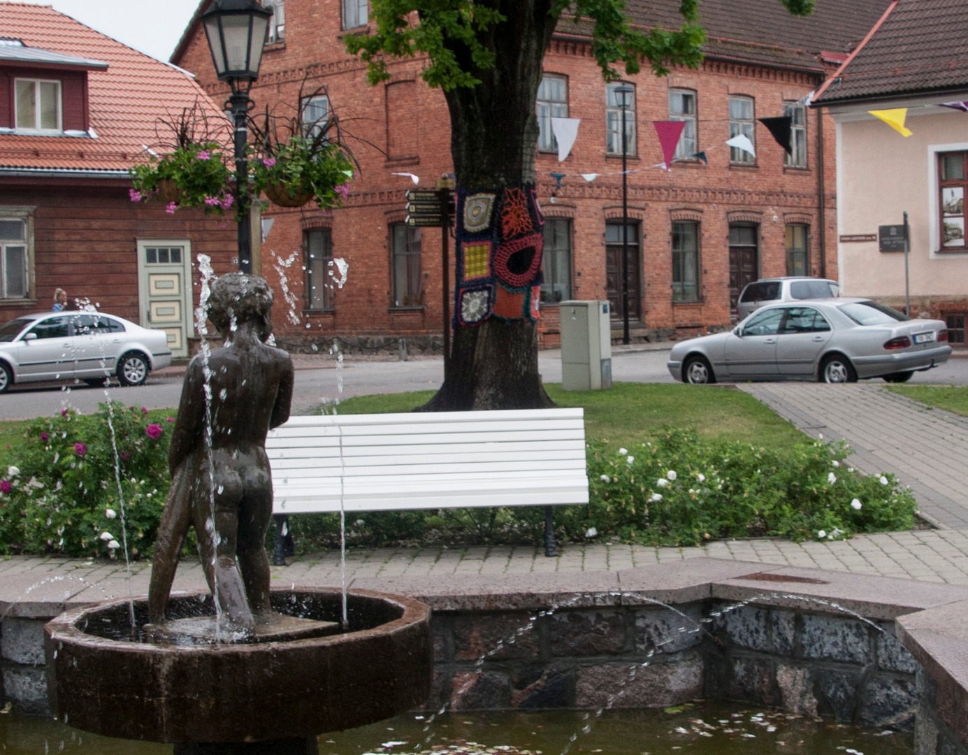 foto, Viljandi, Tombi (Laidoneri) plats, purskkaev "Poiss kalaga", pink, inimesed, V. Kingissepa (Lossi) tn- Kauba tn nurk, u 1965 rephoto