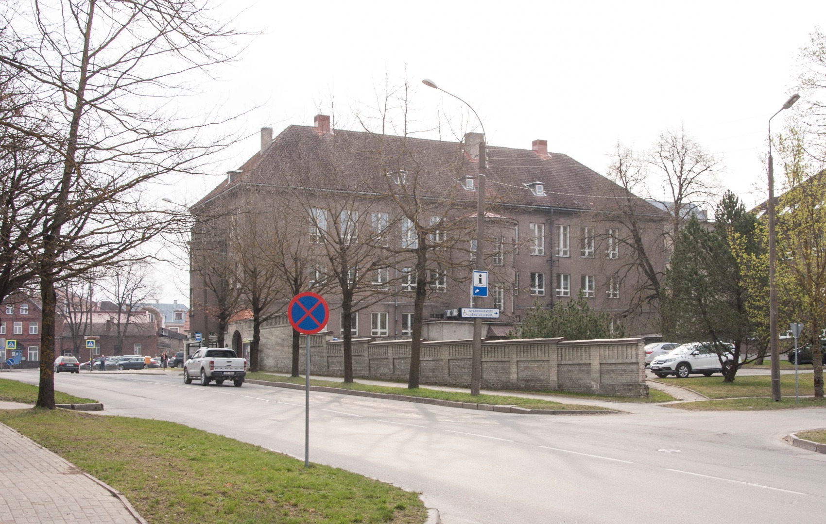 foto albumis, Viljandi, Vaksali tn algus, pangahoone, u 1930, foto J. Riet rephoto