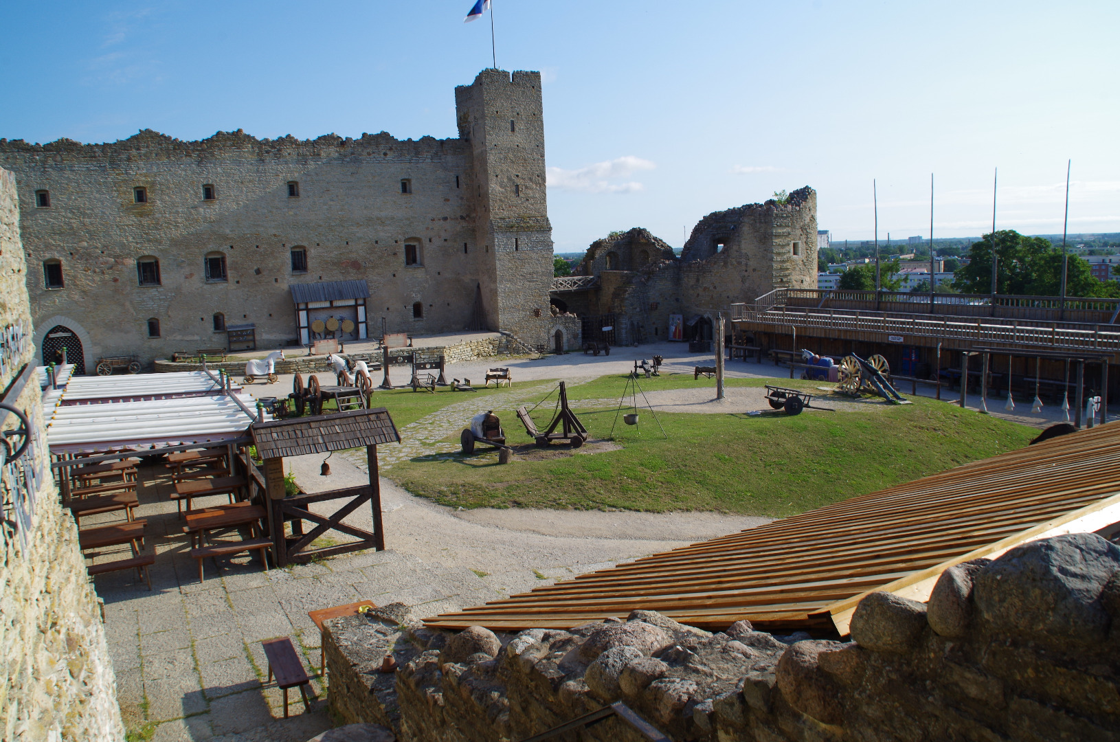 Opening the first predicted part of the Rakvere Order in Vallimäe. rephoto