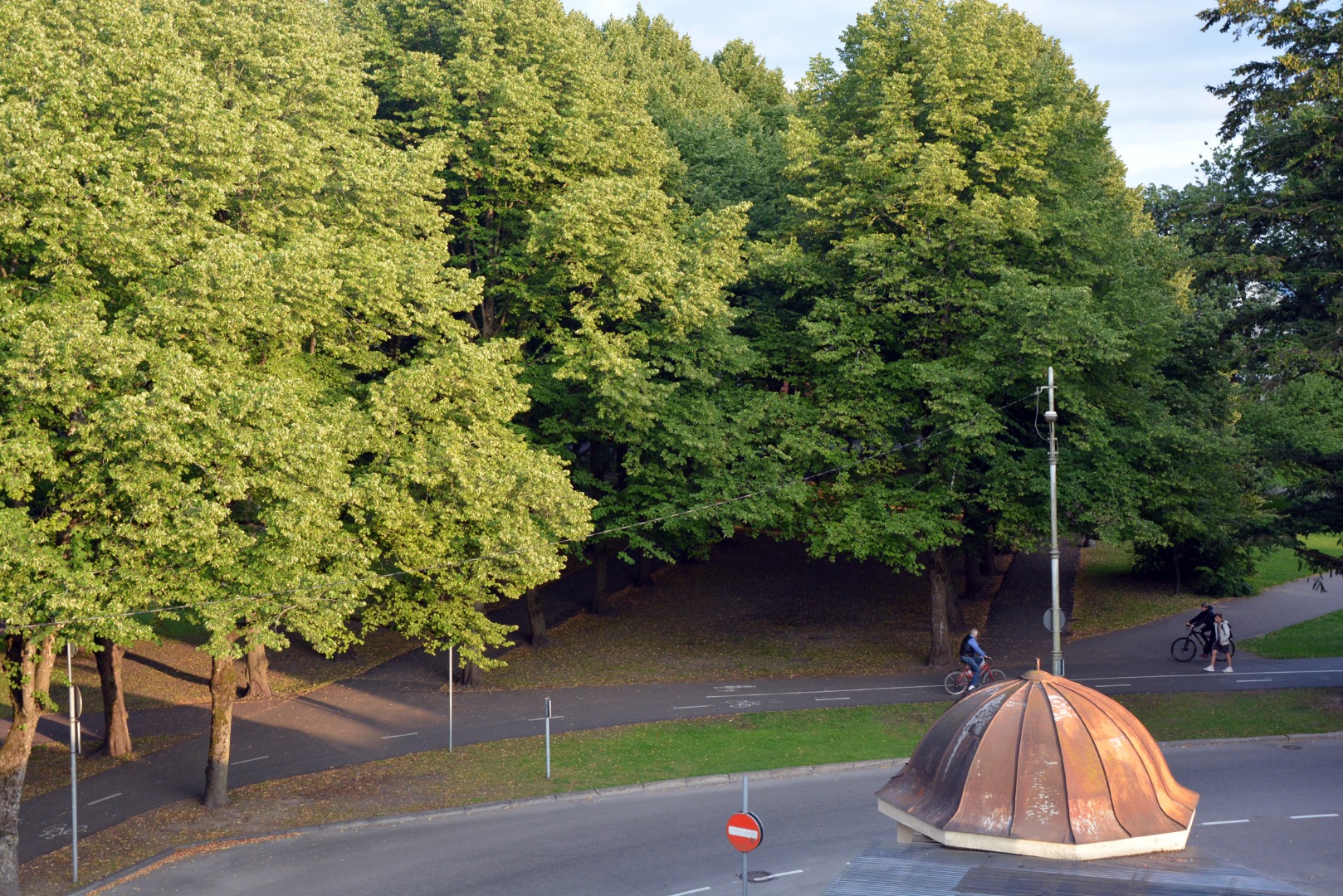 Pärnu general view - park near Ring Street, behind the crossroads of Ring Street, the cinema Capitol building. rephoto