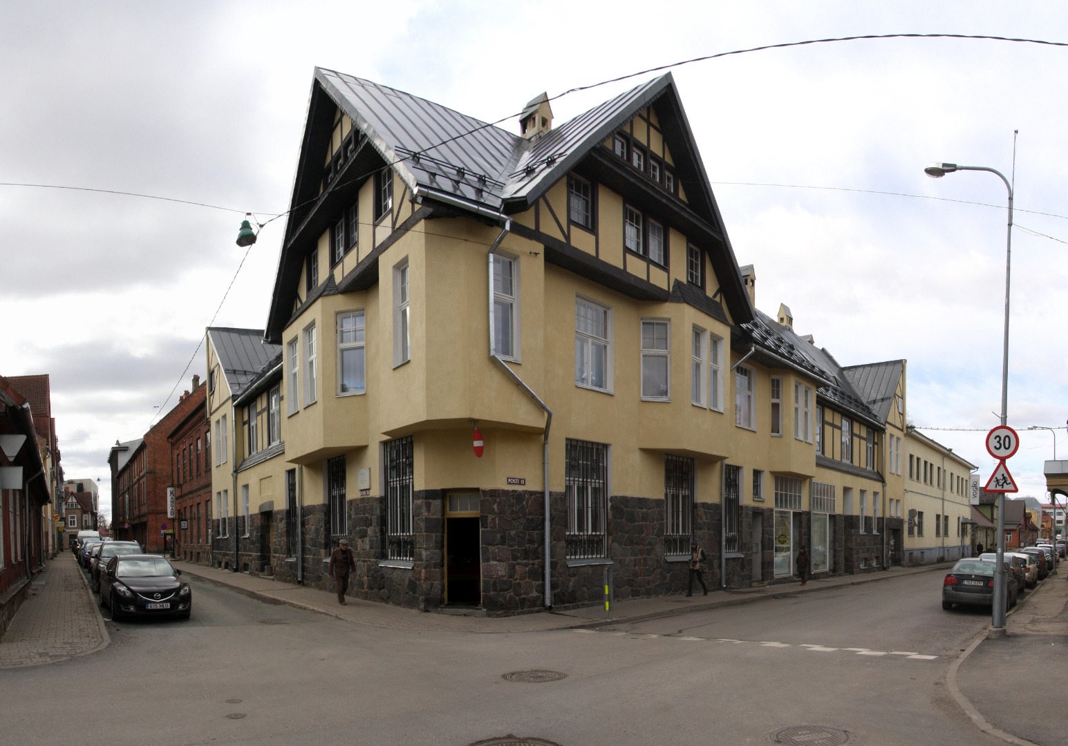 foto albumis, Viljandi, Tartu pank, Lossi-Posti tn nurgal, u 1913, foto J. Riet rephoto