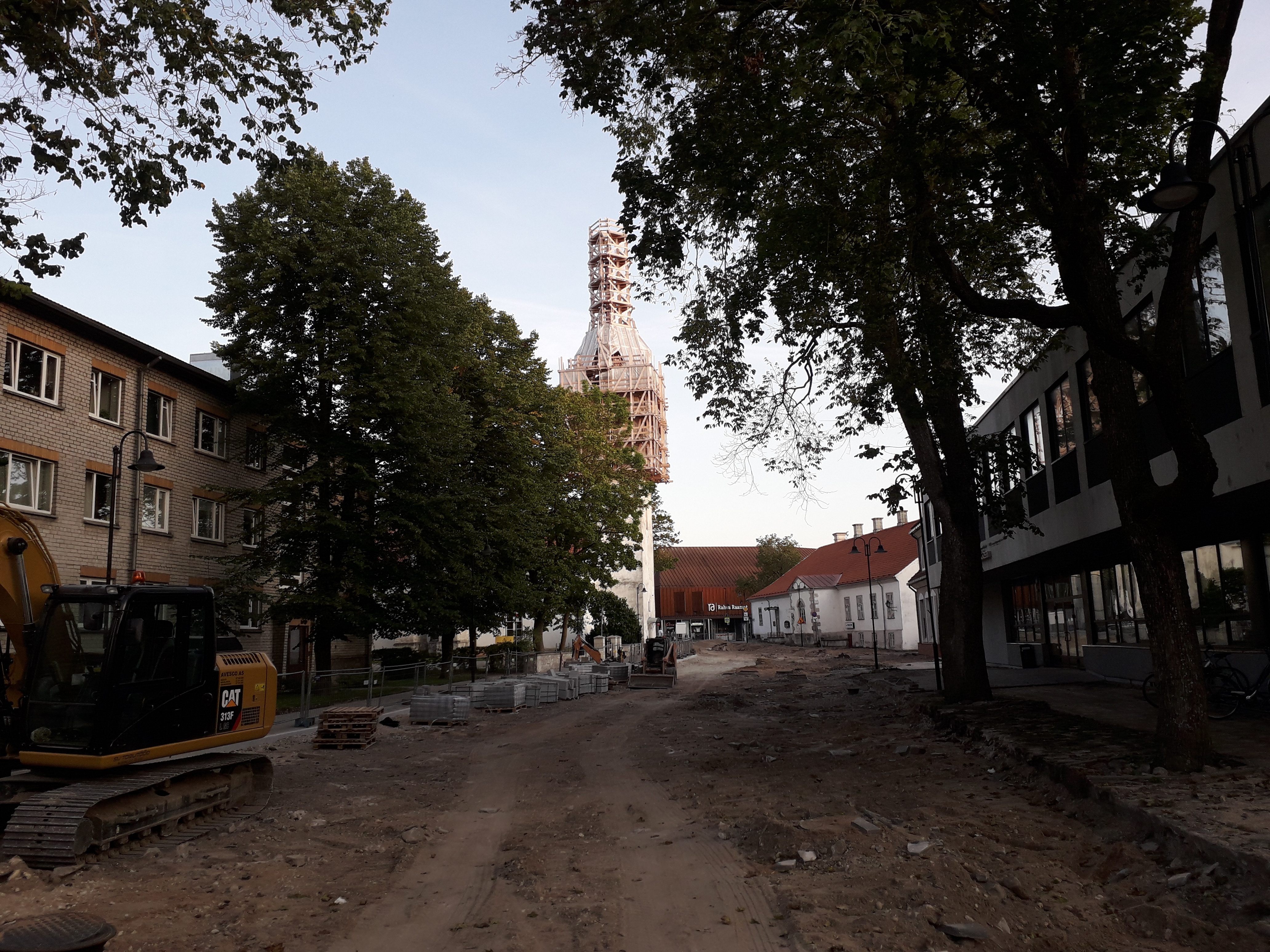 Vaade Kuressaare Laurentsiuse kirikule Kiriku (Torni) tänavalt. rephoto
