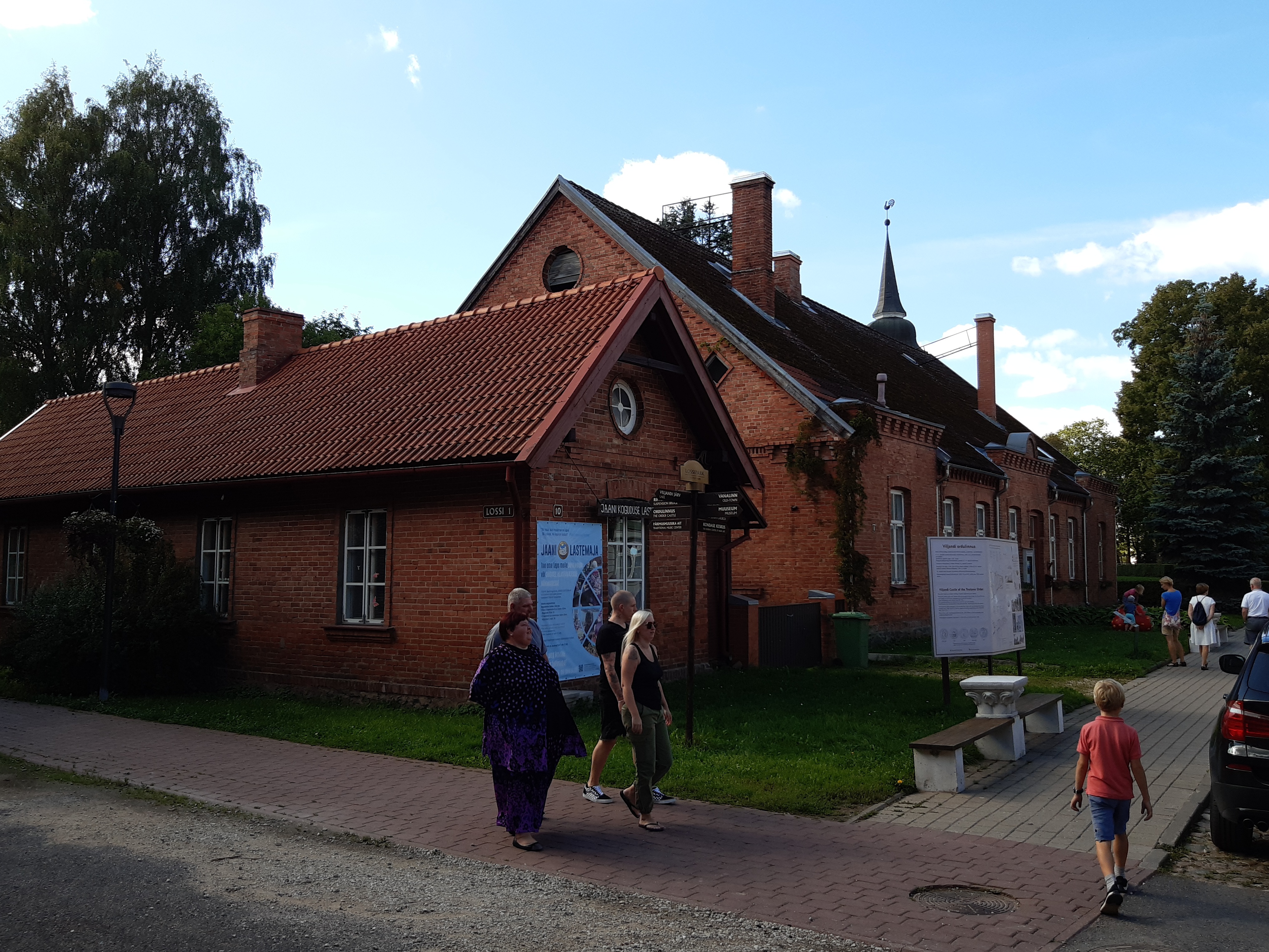 foto, Viljandi, Pikk tn 10, 8 (paremal raamatukogu, varem Jaani kiriku pastoraat), 1975, foto E. Veliste rephoto