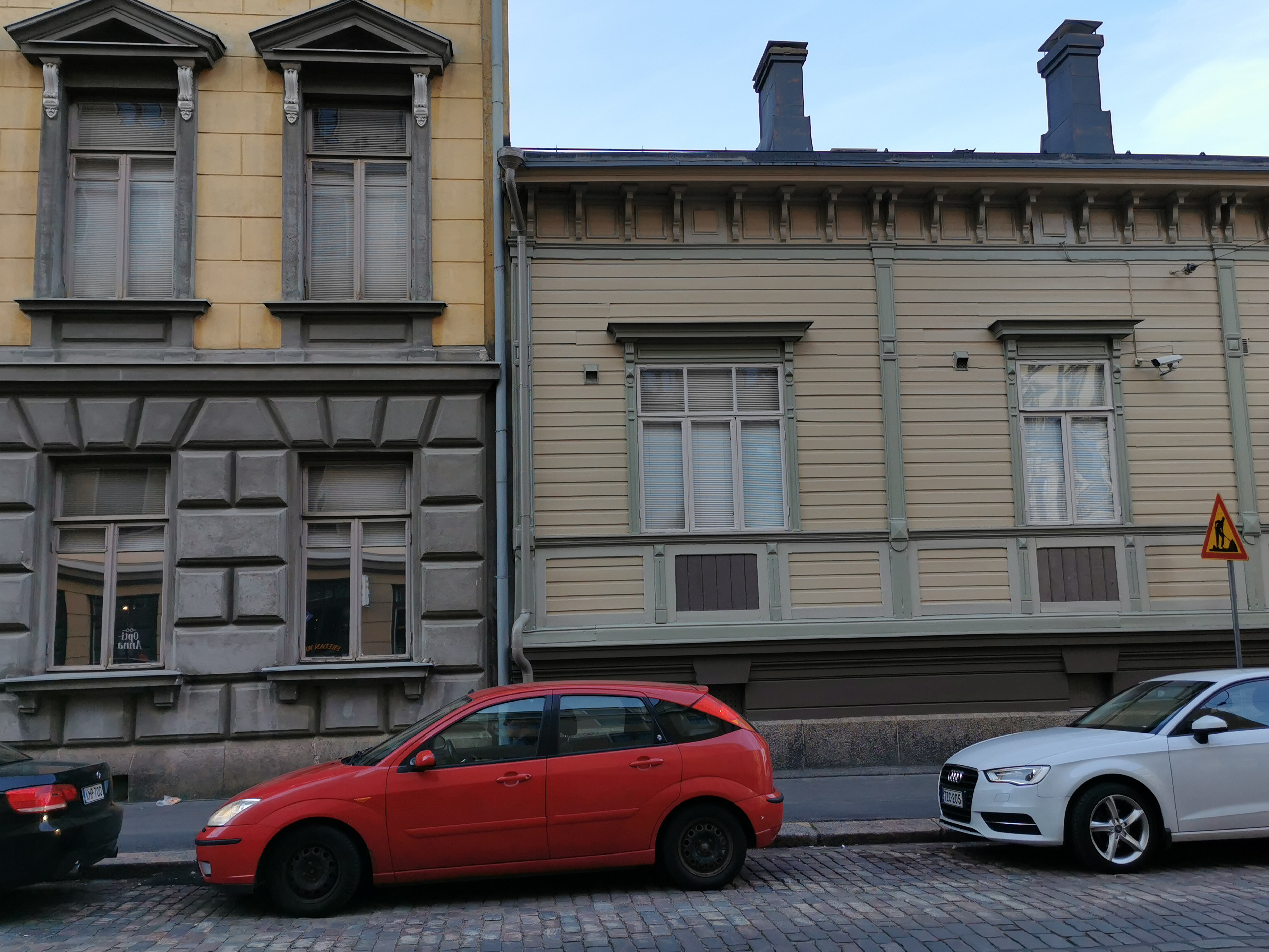 Kulmatalo osoitteessa Merimiehenkatu 13 ja Fredrikinkatu 21, lähikuva Fredrikinkadun puolelta. rephoto