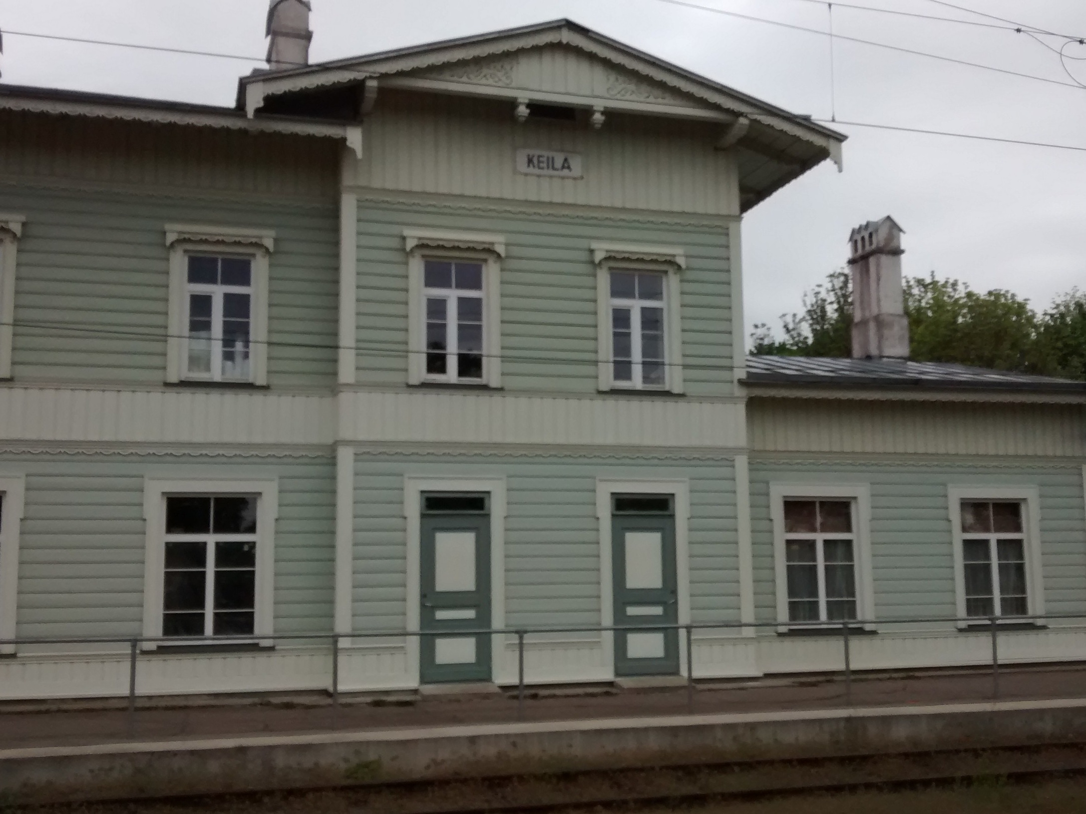 Eesti Vabariigi XX aastapäeva kaunistused öisel Keila jaamahoonel rephoto