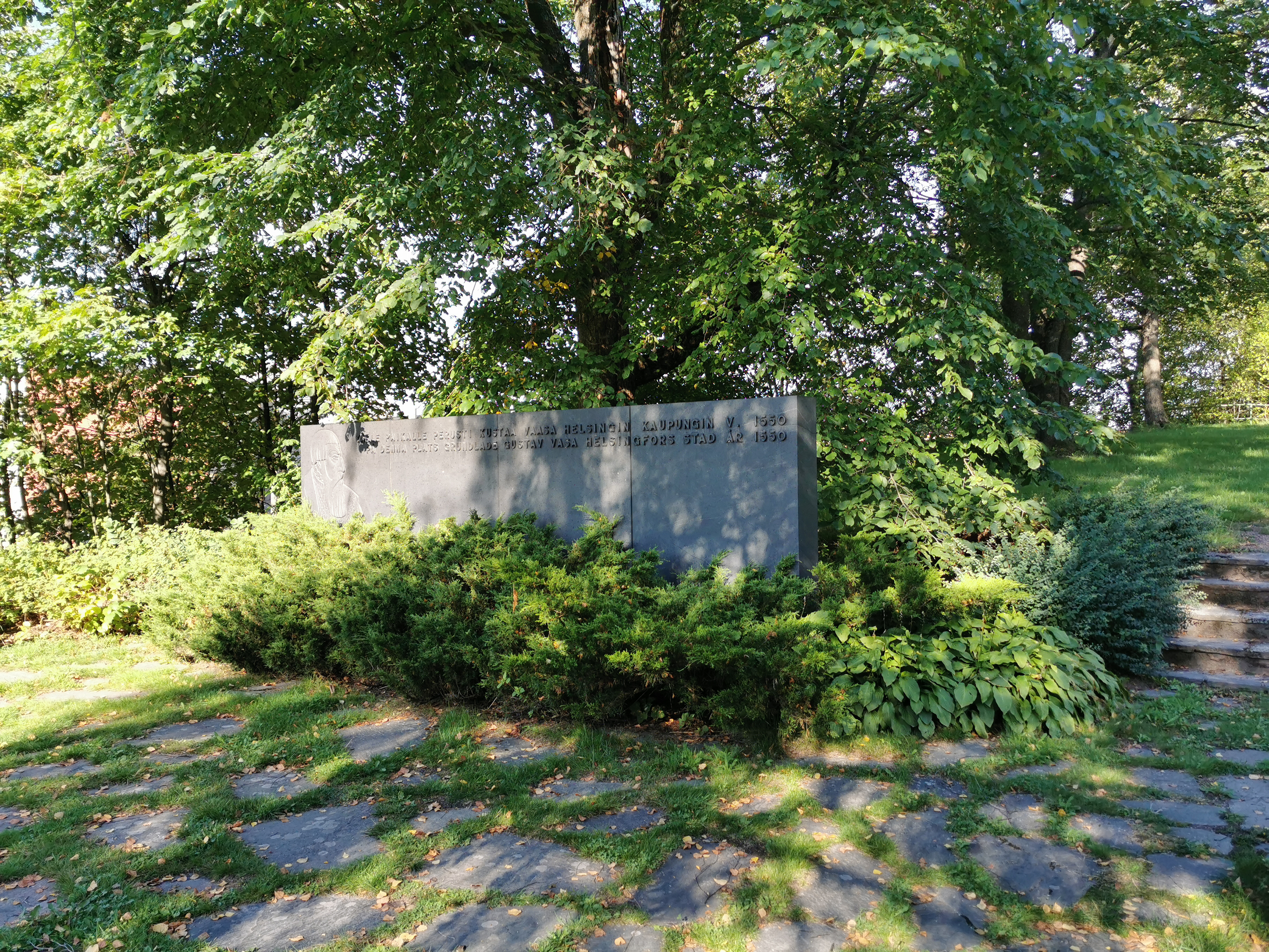 Vanhakaupunki, Kirkkorinne. Helsingin 400-vuotismuistomerkin paljastustilaisuus. Keskellä kuvanveistäjä Yrjö Rosolan suunnittelema muistomerkki, jossa Kustaa Vaasan profiilikuva ja teksti "Tälle paikalle perusti Kustaa Vaasa Helsingin kaupungin vuonna 1550. På denna plats grundade Gustav Vasa Helsingfors stad år 1550." rephoto