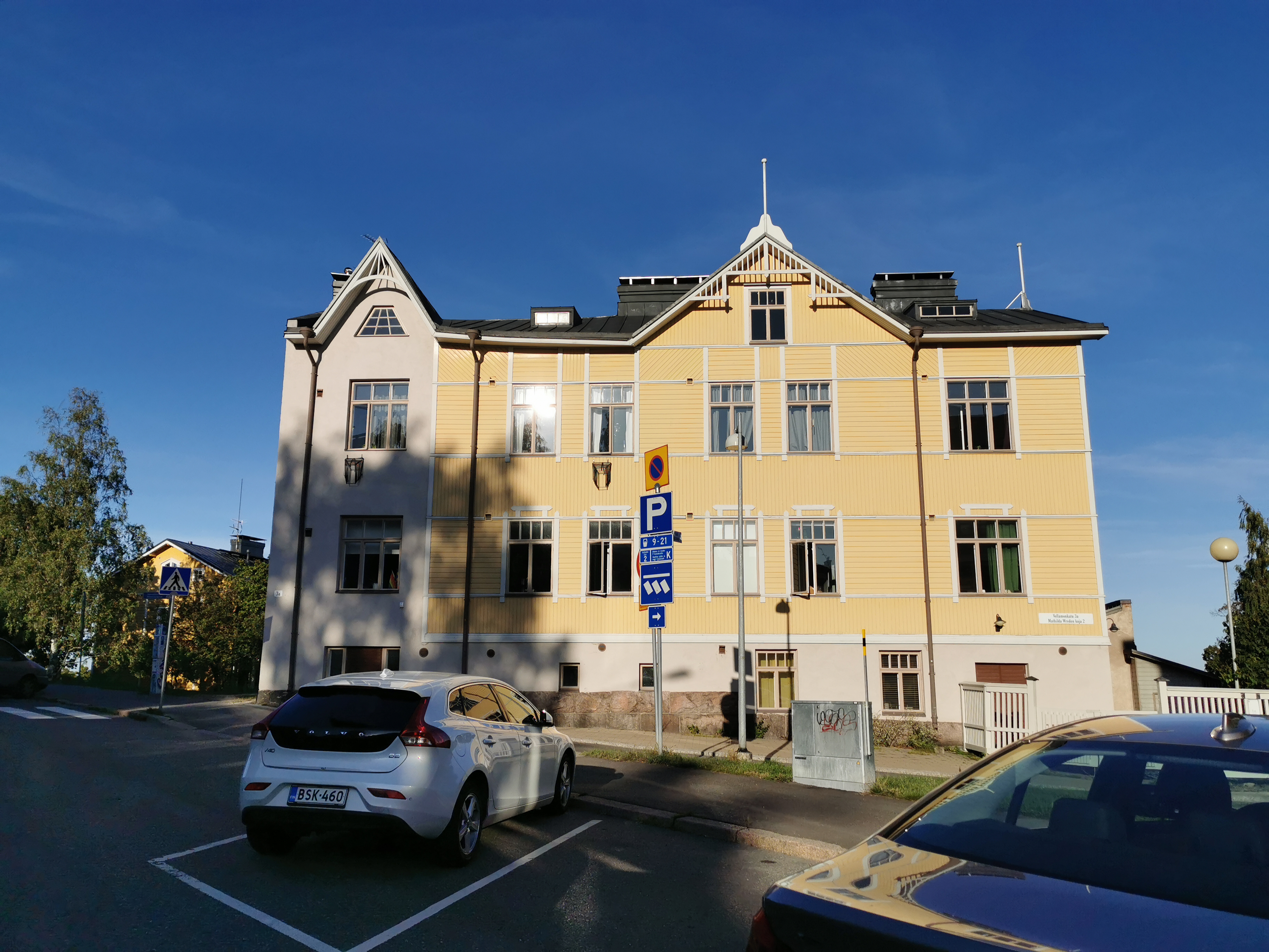 Orioninkatu 3 (nykyään Vellamonkatu 3a, Matilda Wreden kuja 2), Hermannin suojelukohteisiin kuuluva asuinrakennus lähellä Helsingin vankilaa. Vasemmalla oleva puurakennus on purettu Vellamonkadun uuden linjauksen tieltä. rephoto