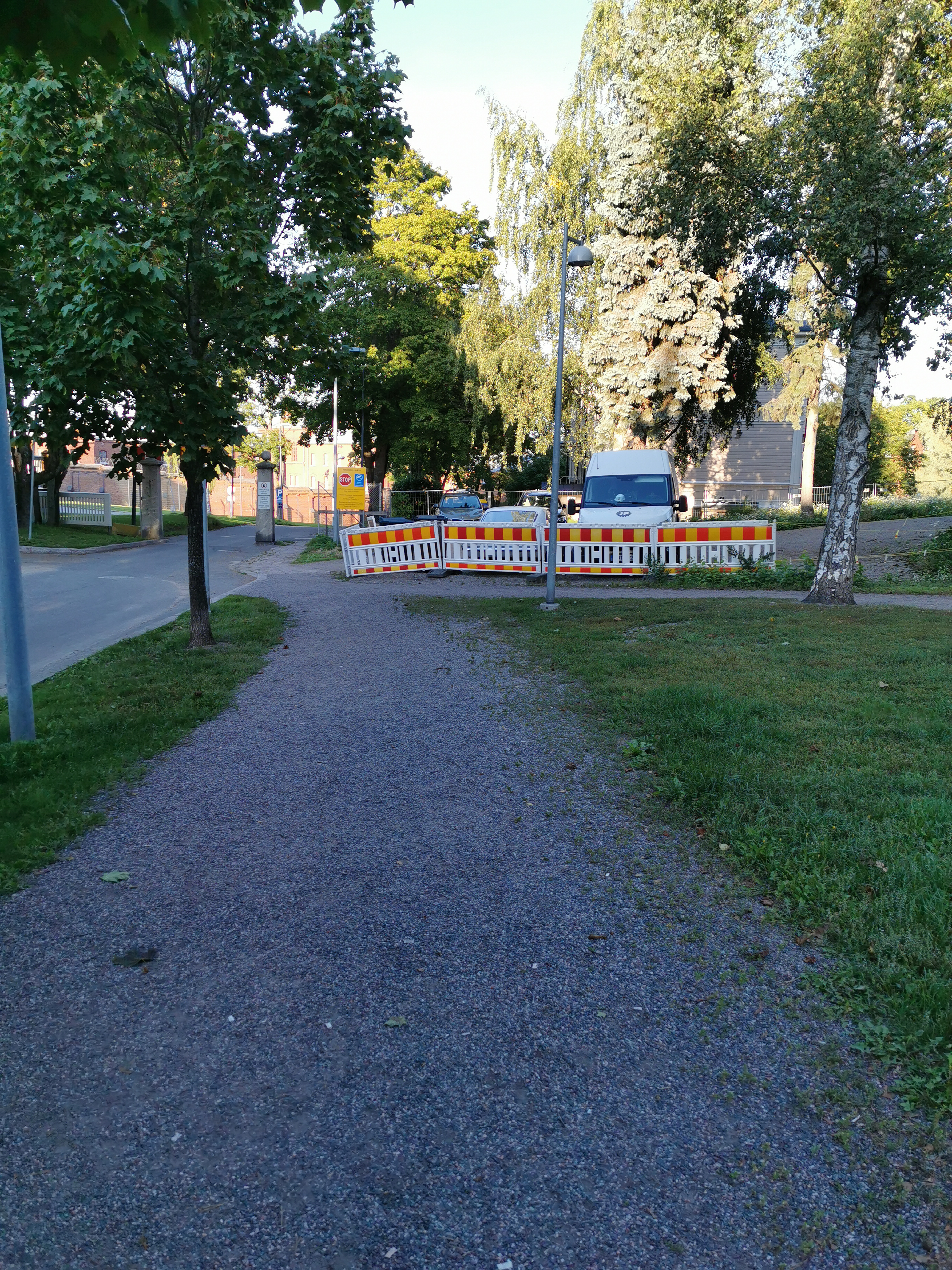 Katua, portti ja puurakennus. Todennäköisesti Ristikkokadulla, Helsingin vankilan lähellä. rephoto