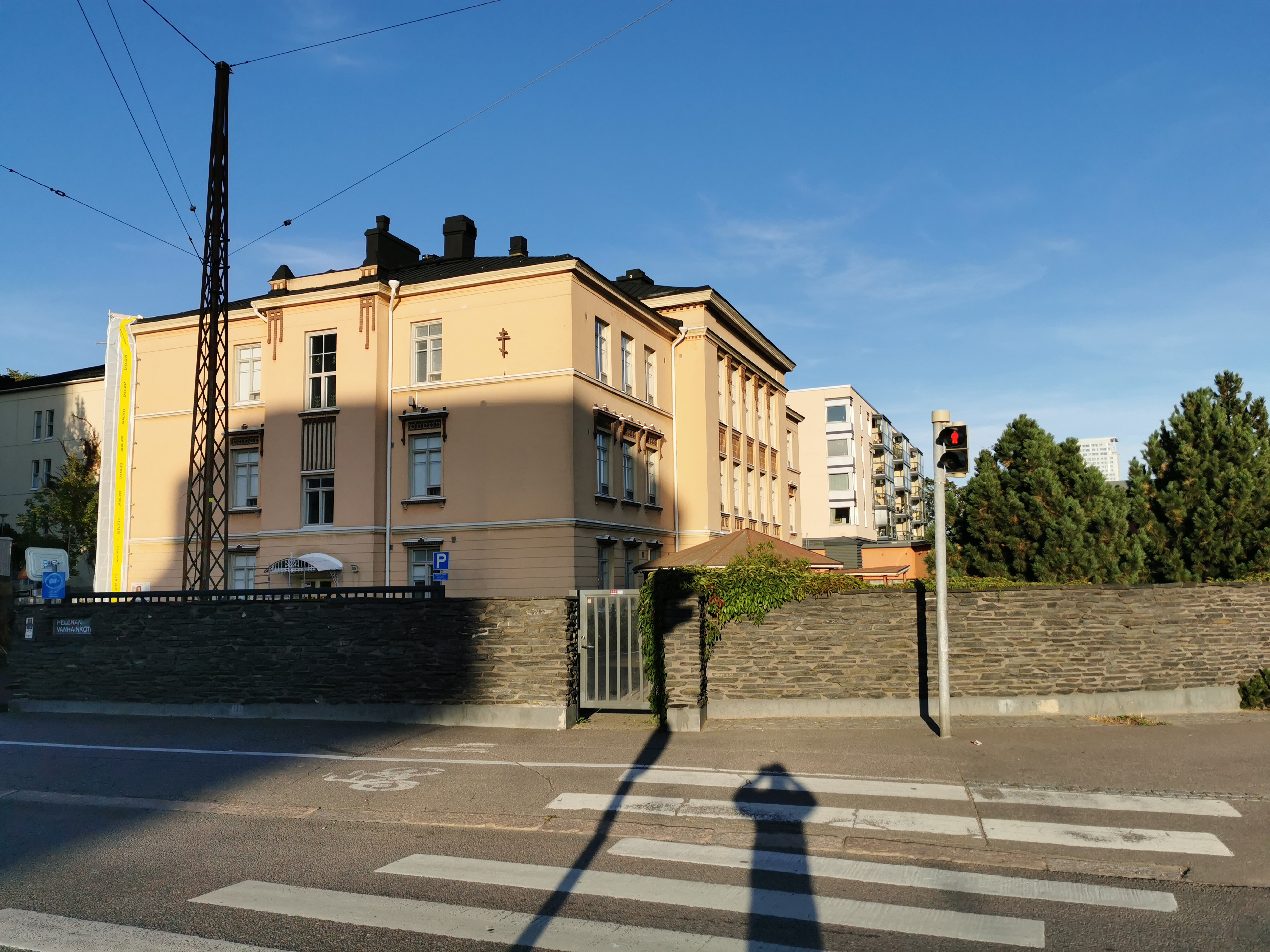 Oy Teboil Ab:n huoltoasema, Hämeentie 55. Taustalla Helenan vanhainkoti. rephoto