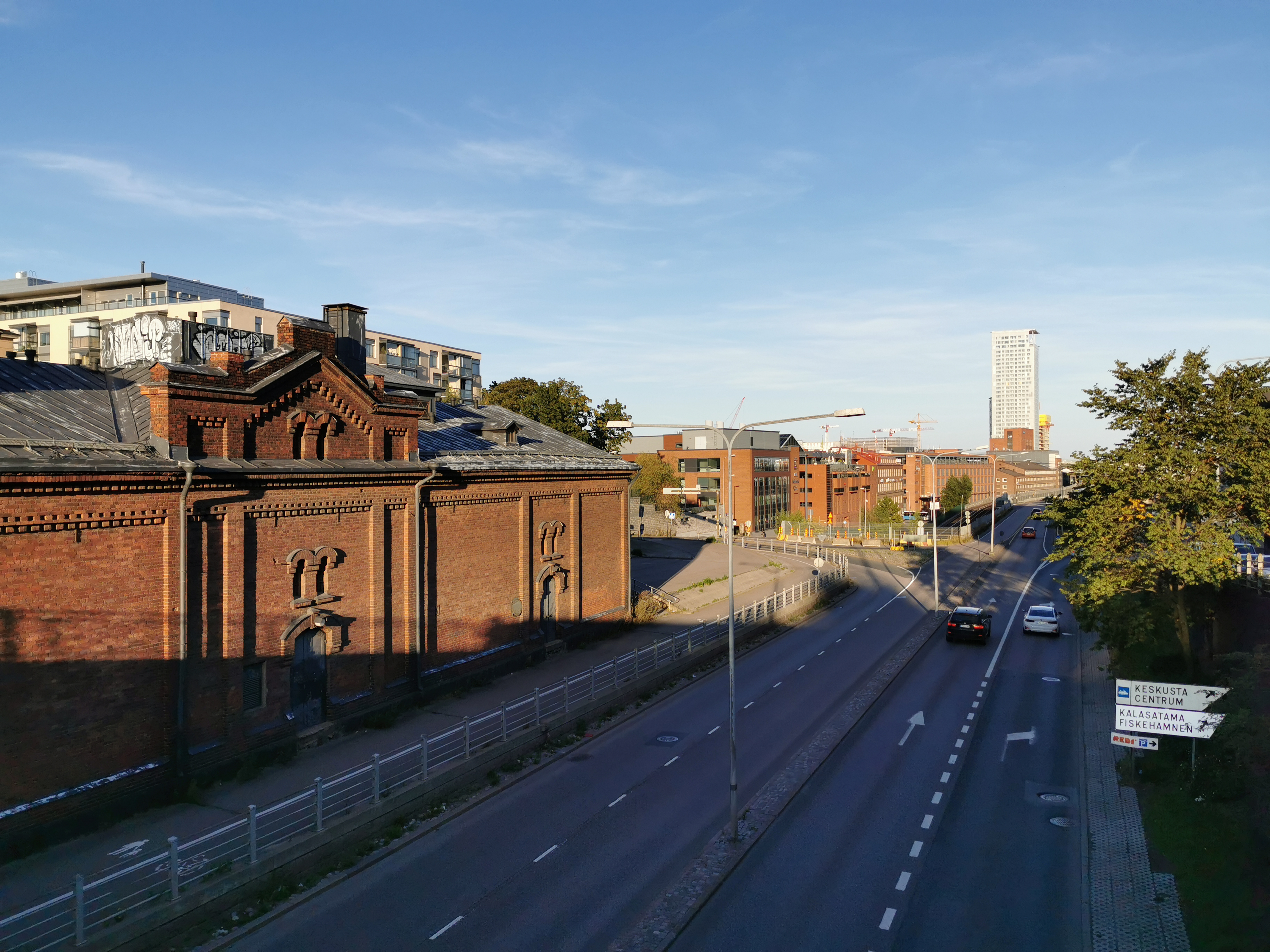 Satamarata nähtynä Itäisen Viertotien (=Hämeentie) sillalta Sörnäisten niemelle päin (nyk. Junatie), vasemmalla Sörnäisten Kruununmakasiini. rephoto