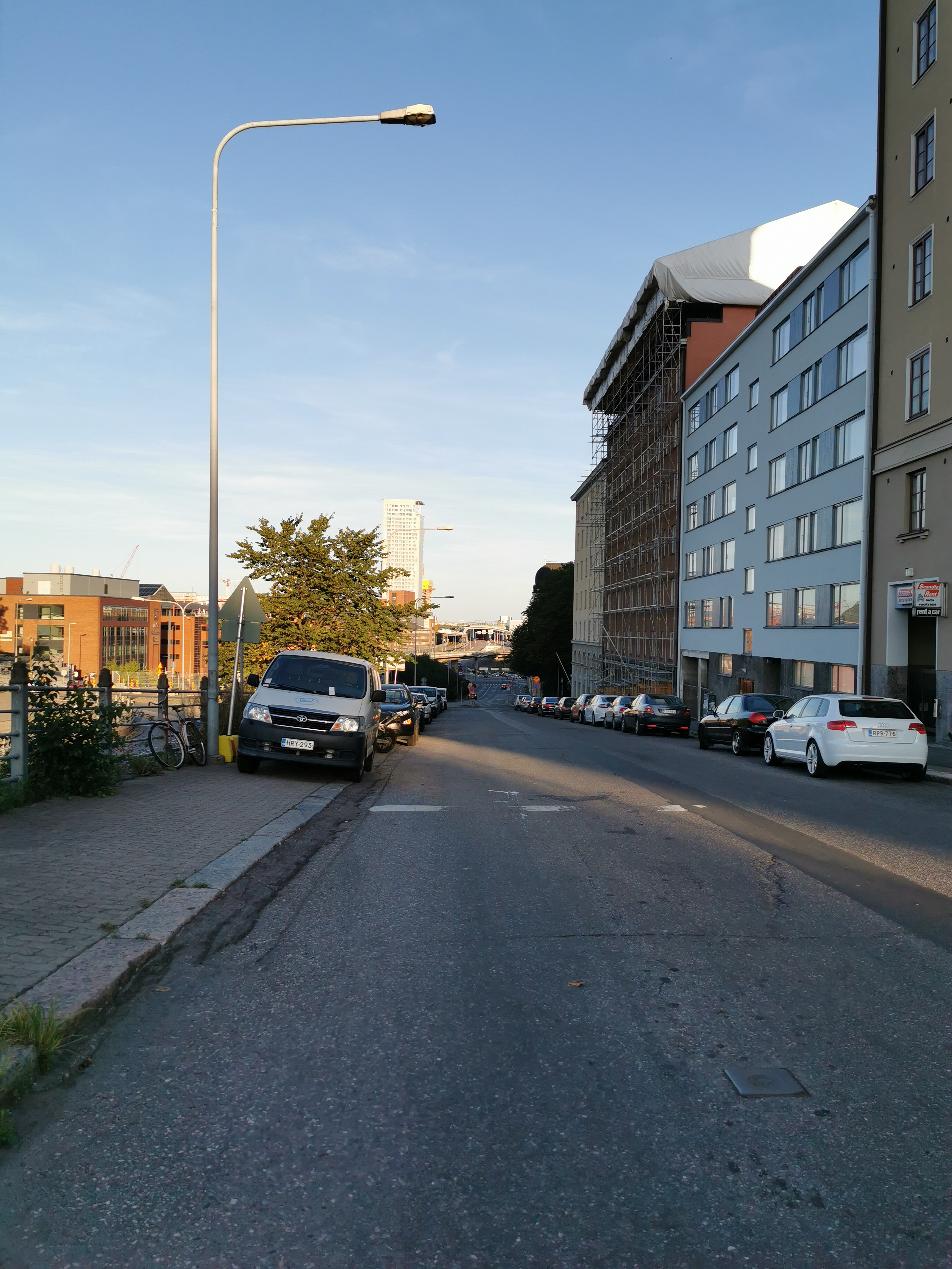 Näkymä Sörnäisistä Pääskylänkatua pitkin Kulosaaren sillan suuntaan. Oikealla Pääskylänkatu 5, 7 ja 9, vasemmalla etäämmällä Lautatarhankadun teollisuus- ja toimistokiinteistöjä. Kahden kadun välissä kulki vielä kuvanoton aikaan yksi liittymä satamarataan Hermanniin ja Toukolaan. Kesällä 1982 alkoi metroliikenne välillä Rautatieasema-Itäkeskus. Horisontissa alkaa Itäväylä. Pääskylänkatu on päällystetty katukivillä. Kuvan vasemmassa reunassa pysäköidyt ajoneuvot: Volkswagen Transporter, Volkswagen, Opel Rekord, Volga, Leyland-pakettiauto. Oikealla puolella pysäköityinä Datsun Bluebird ja Fiat 600. rephoto