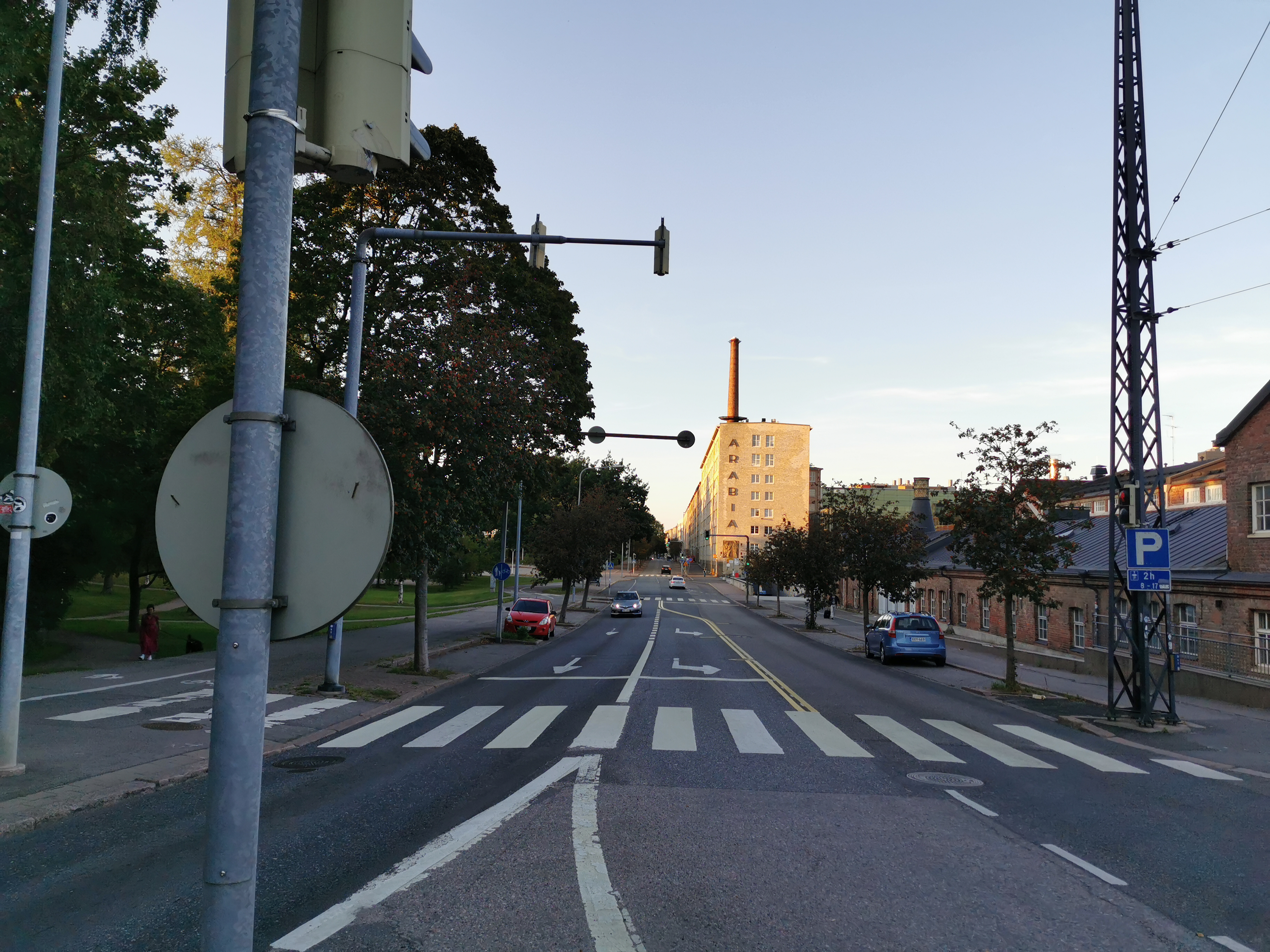 Toukola 12, tontti 7, Itäinen Viertotie (=  Hämeentie 130 ).  Oikealla Arabian posliini- ja fajanssitehdas (= Hämeentie 135). rephoto