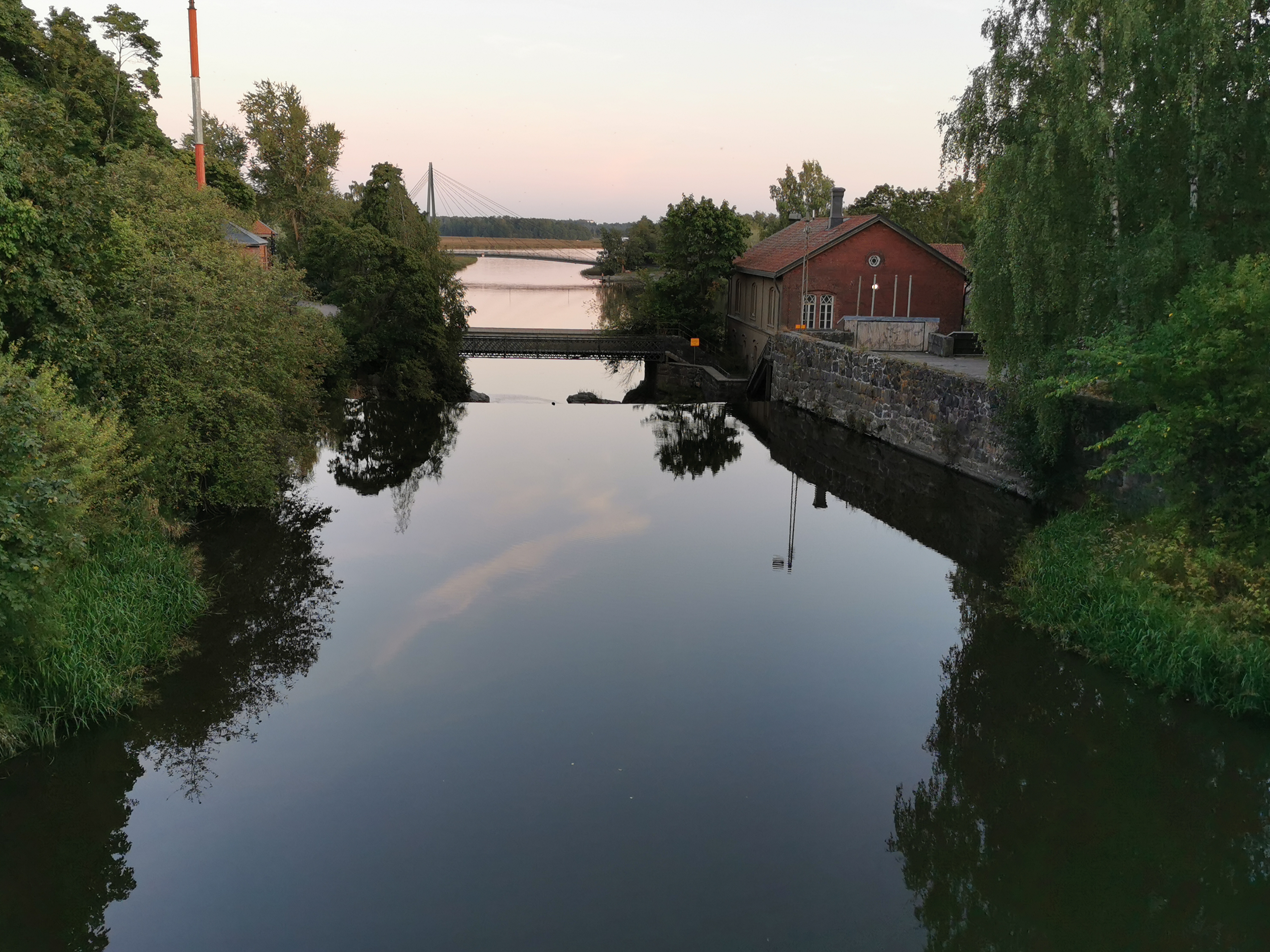 Vantaanjoki, Vanhankaupunginkoski, oikealla vesilaitoksen rakennuksia nähtynä joen ylittävältä sillalta. rephoto