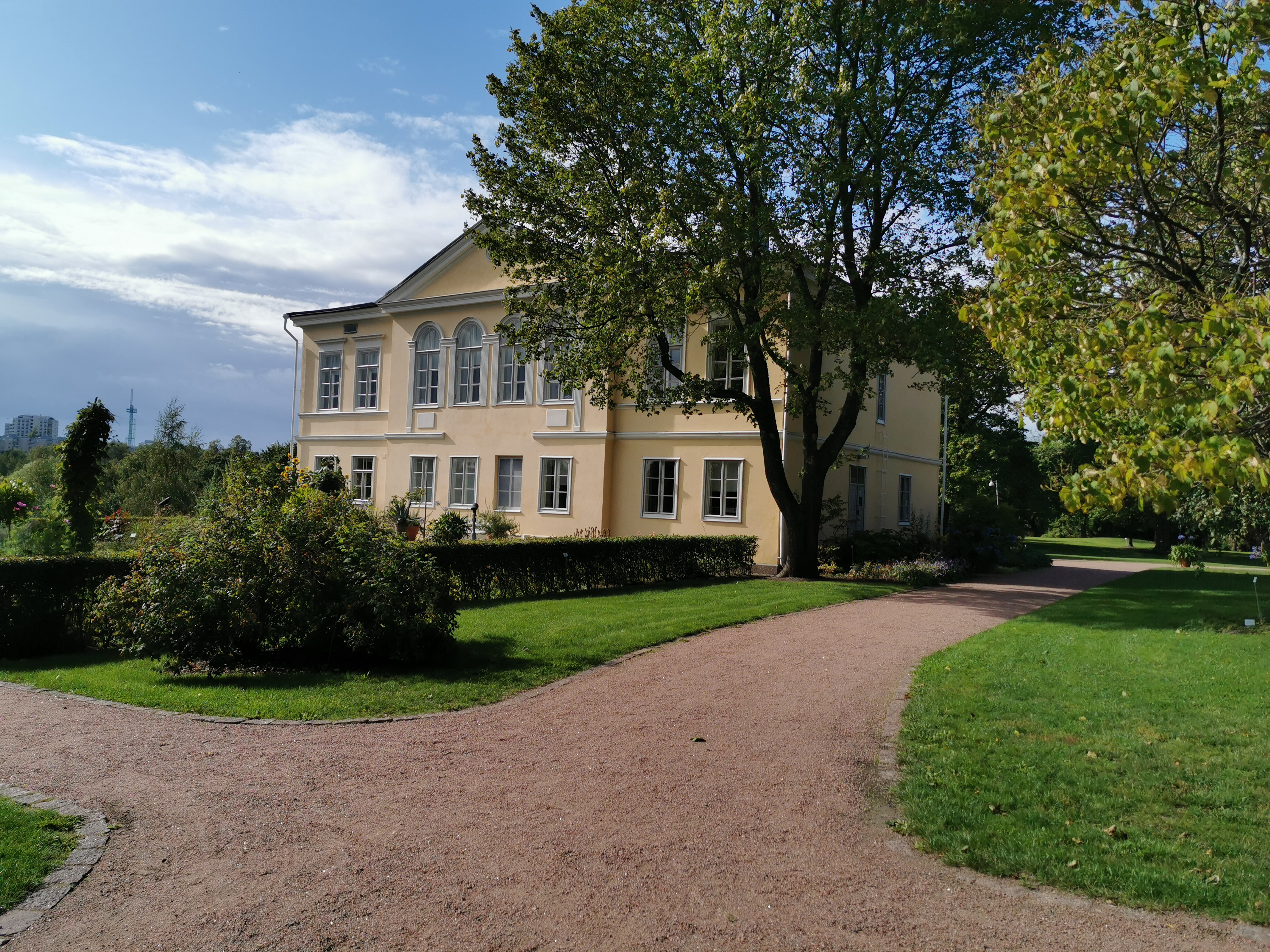 Kumpula, Jyrängöntie 2. Kumpulan kartanon päärakennus, ent. Kumpulan sairaala, ent. Helsingin yliopiston matemaattis-luonnontieteellisen tiedekunnan kanslia. Nyk. Helsingin yliopiston Kumpulan  kasvitieteellinen puutarha. rephoto