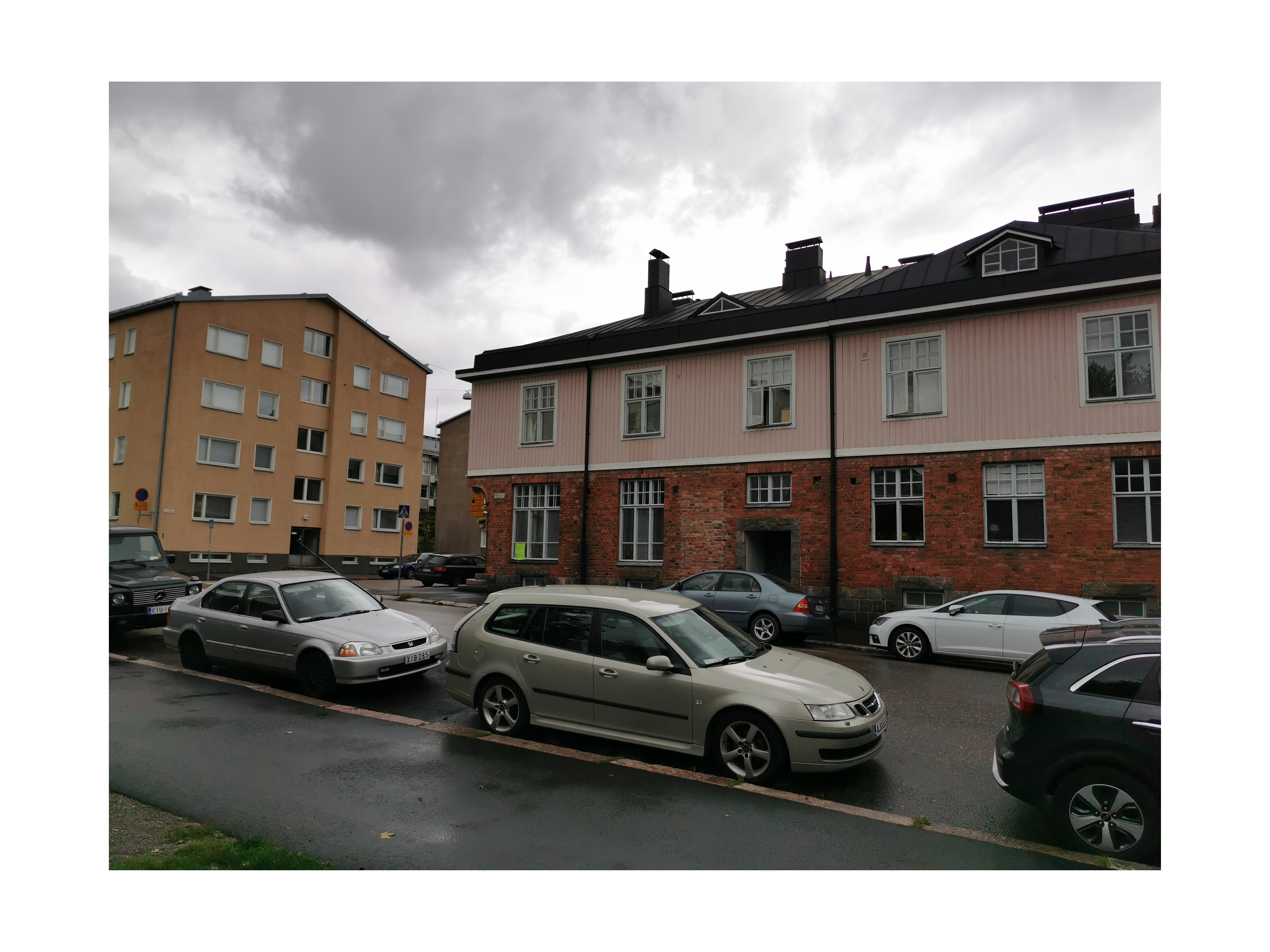 Porvoonkatu 37 ja 39. Talojen välistä lähtee Inkoonkatu. rephoto