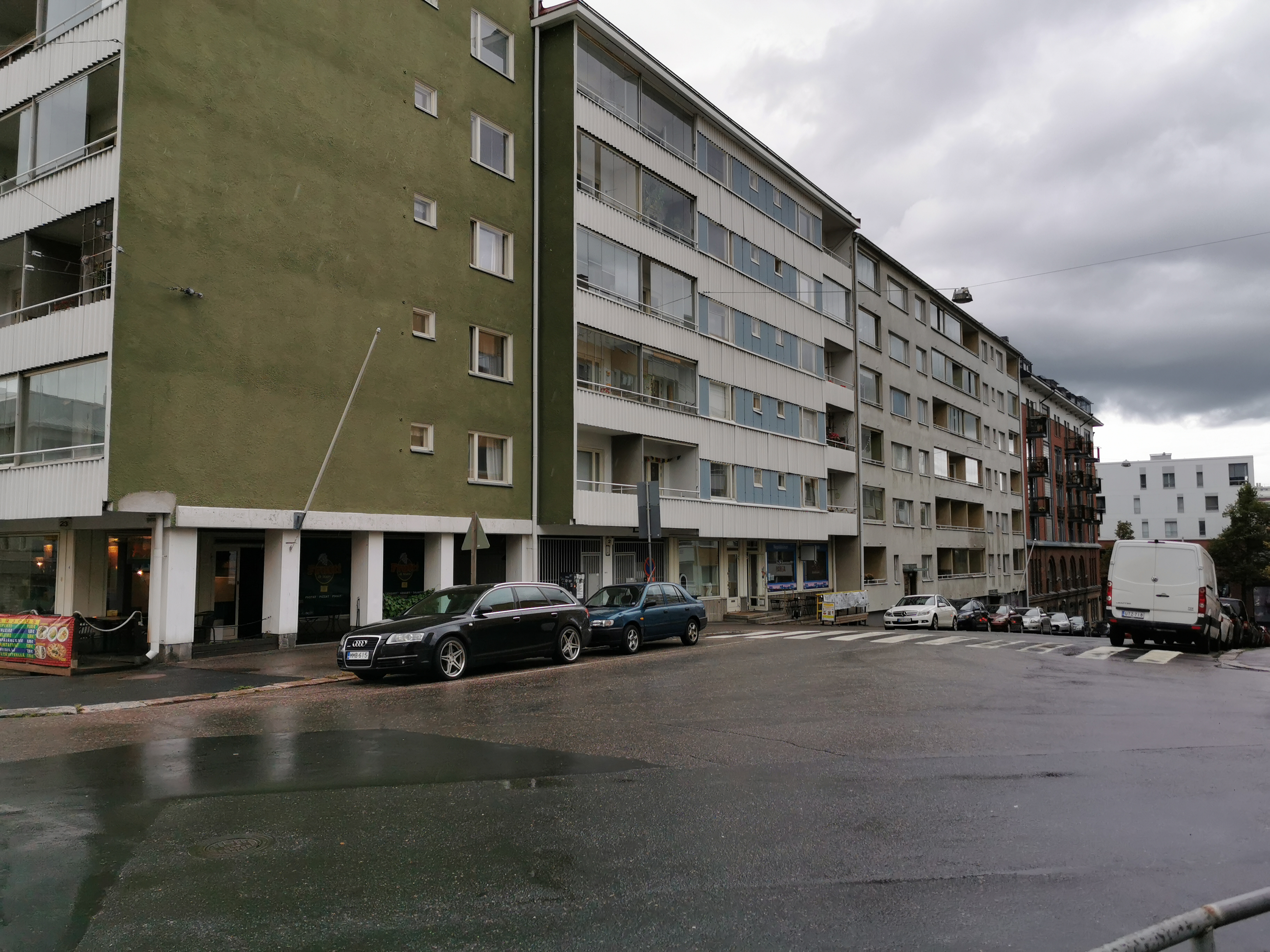 Kajaaninkatu 2, 4 ja 6. Kuvattu Kajaaninkadun ja Porvoonkadun risteyksen yli. Kajaaninkatu 2:ssa toimi Valko Pesula Oy. rephoto