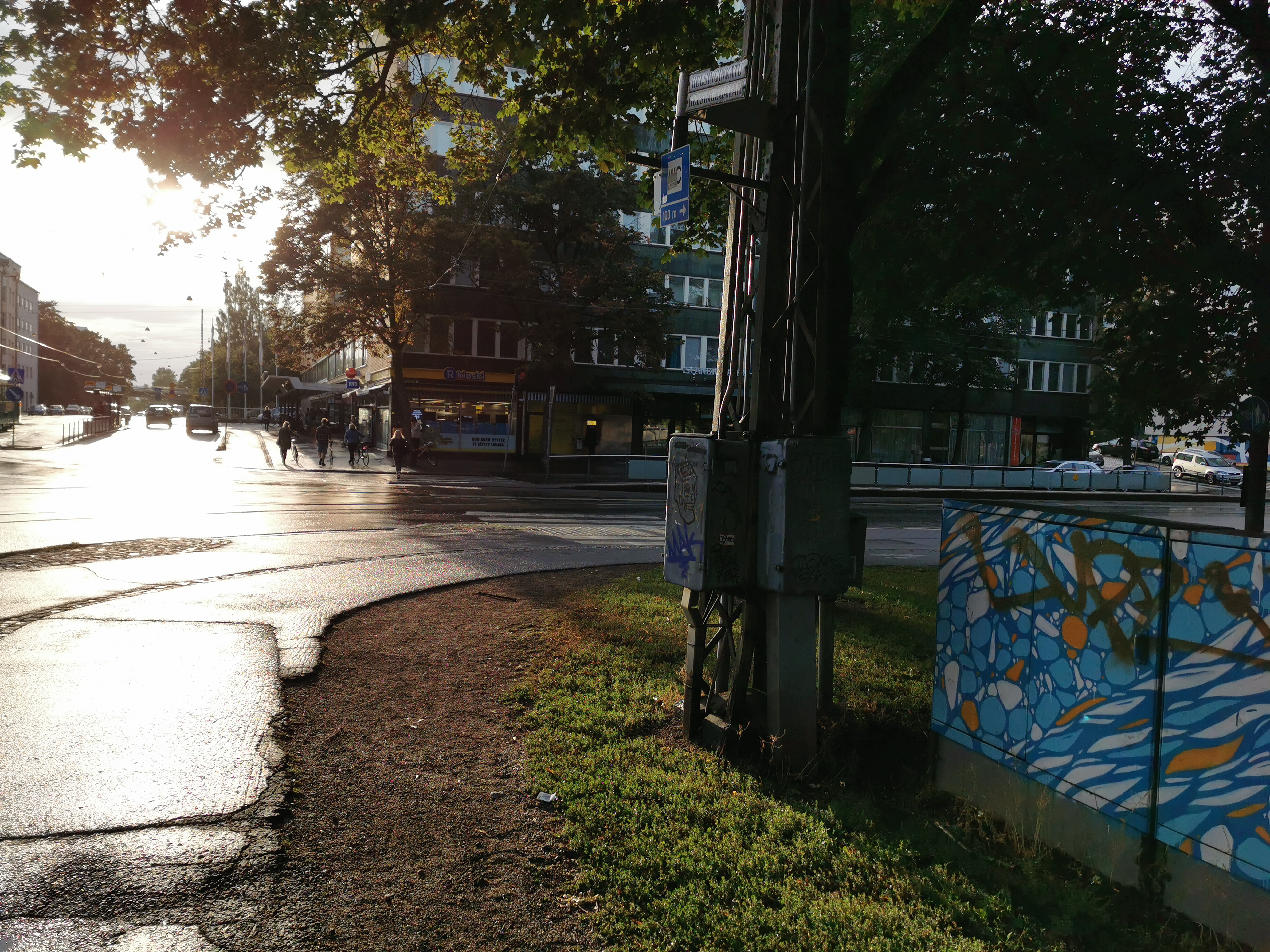 Raitiotien pohjan rakennustöitä Helsinginkadun ja Brahenkadun risteyksessä. Oikealla Josafatinkatu 5-7, vasemmalla Helsinginkatu 28-30. rephoto