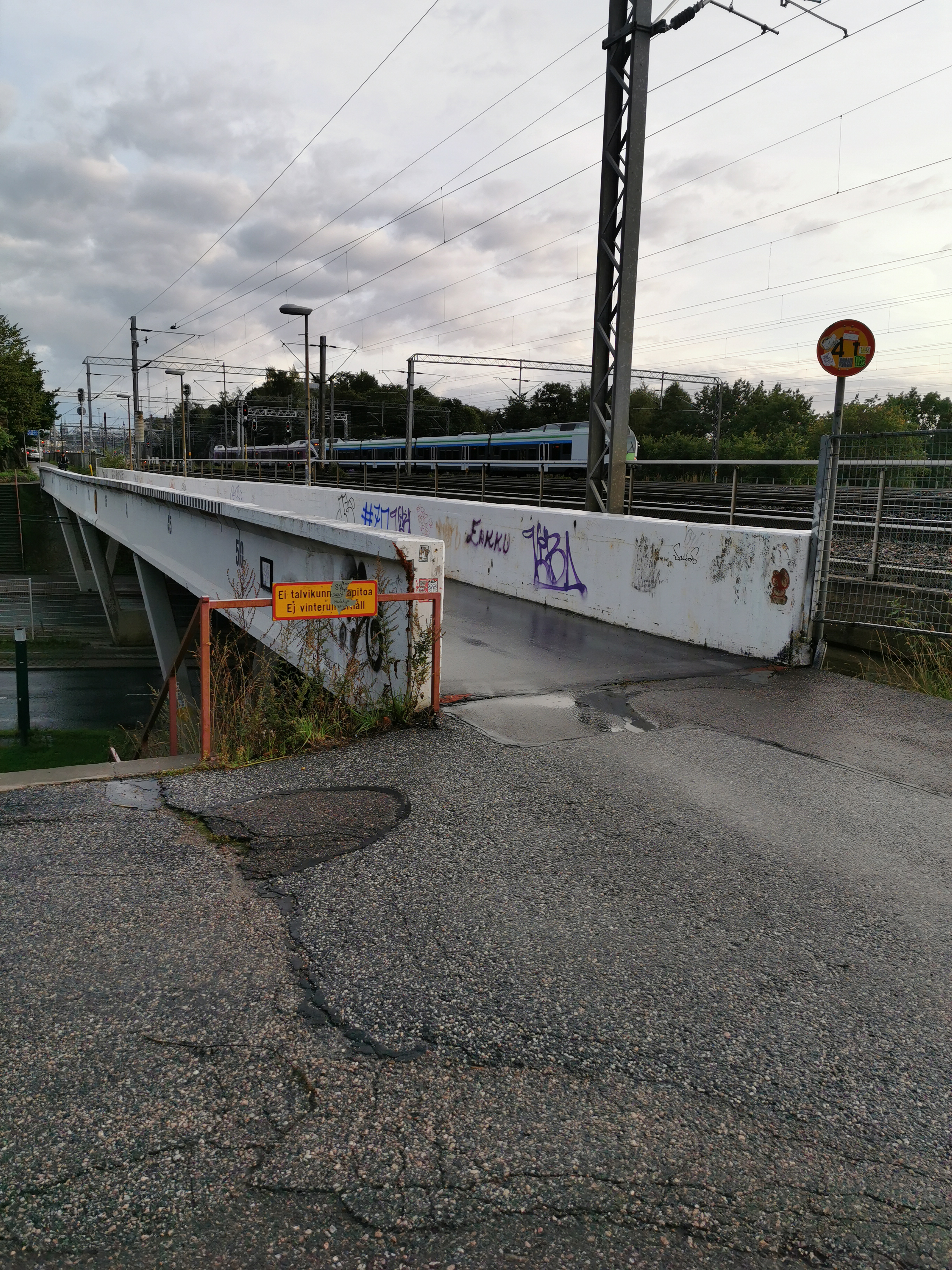 Helsinginkadun alikäytävä, juna tulossa keskustasta, takana Töölönlahti. rephoto