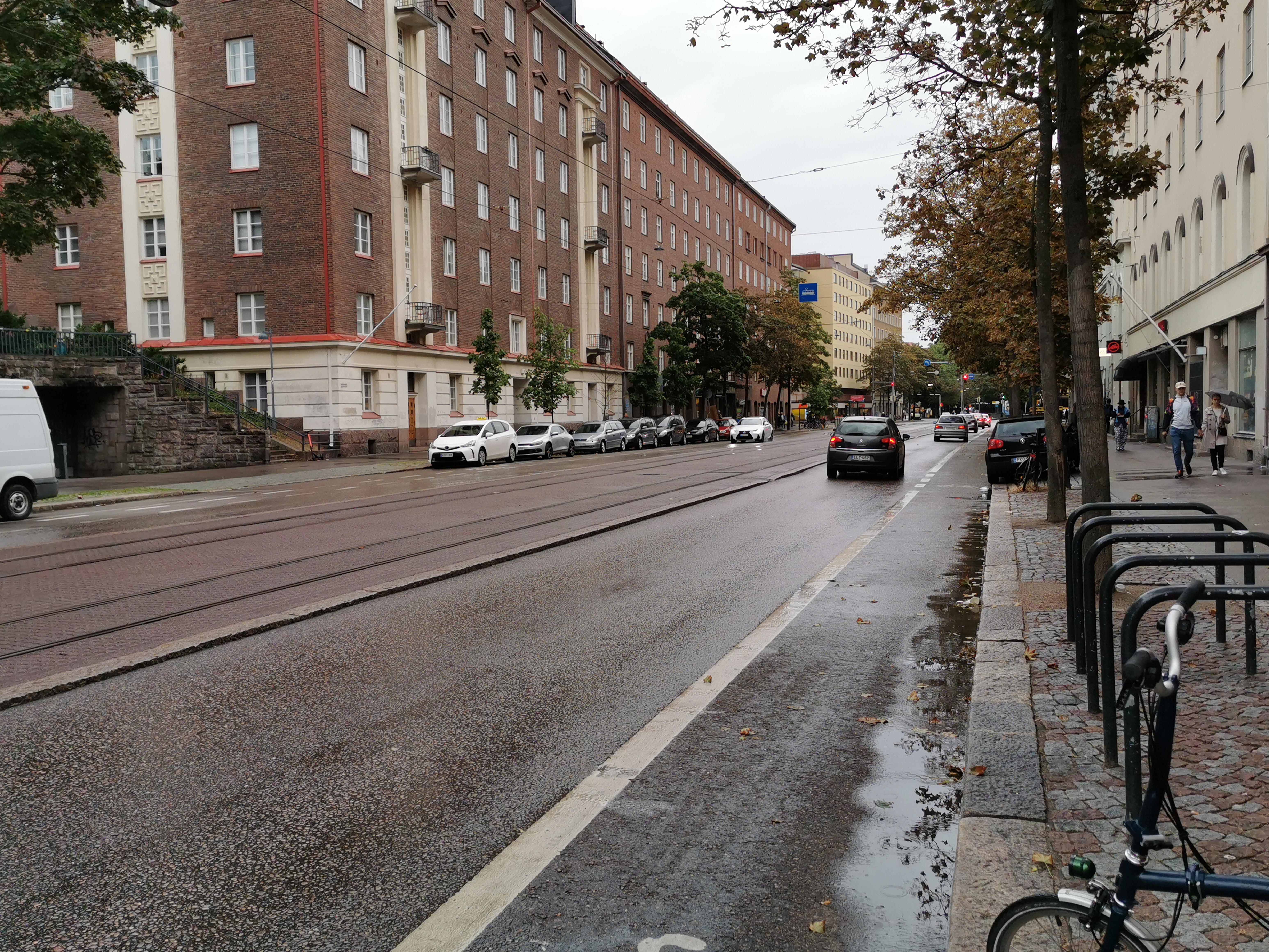 Rauhanmarssi ja yleisöä Helsinginkatu 12:n kohdalla. rephoto