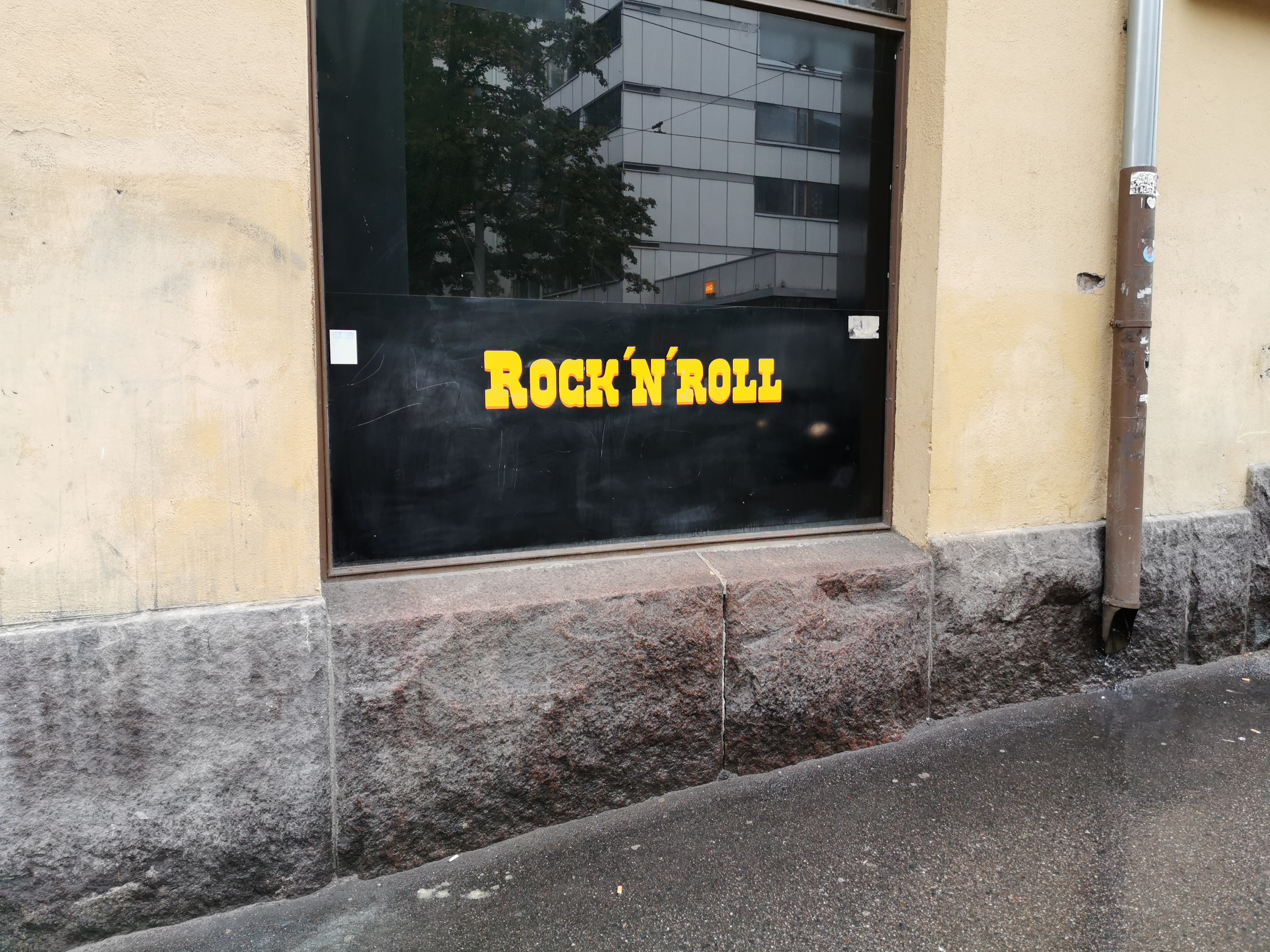 Kukkien myyntiä kadulla, Fleminginkatu 18 (Helsinginkatu 21). rephoto