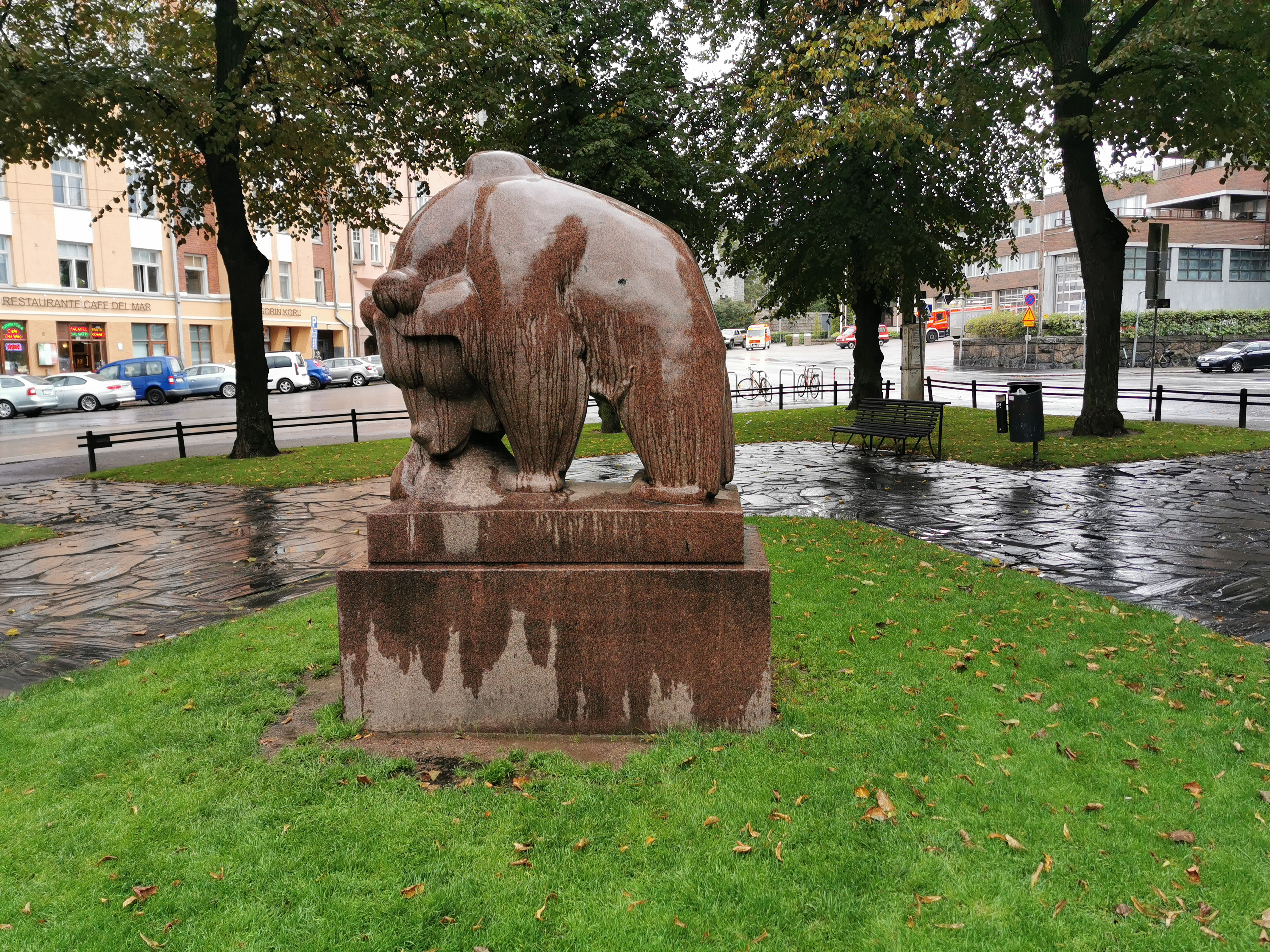 Karhupuisto, Jussi Mäntysen veistos Mesikämmen muurahaispesällä (1931). rephoto