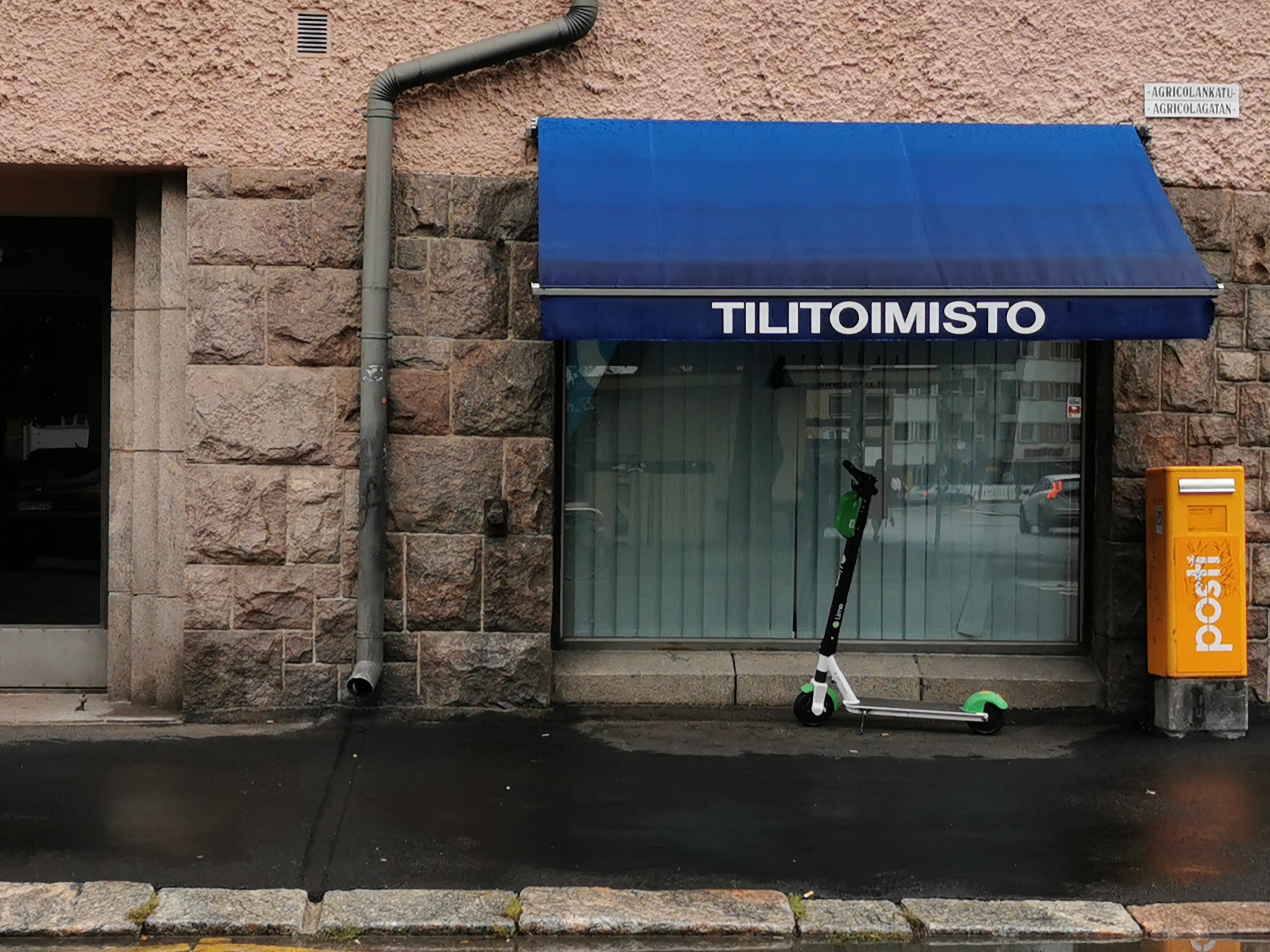 Mies lyö toista miestä päähän Karhupuiston laidalla. Agricolankatu 11. rephoto