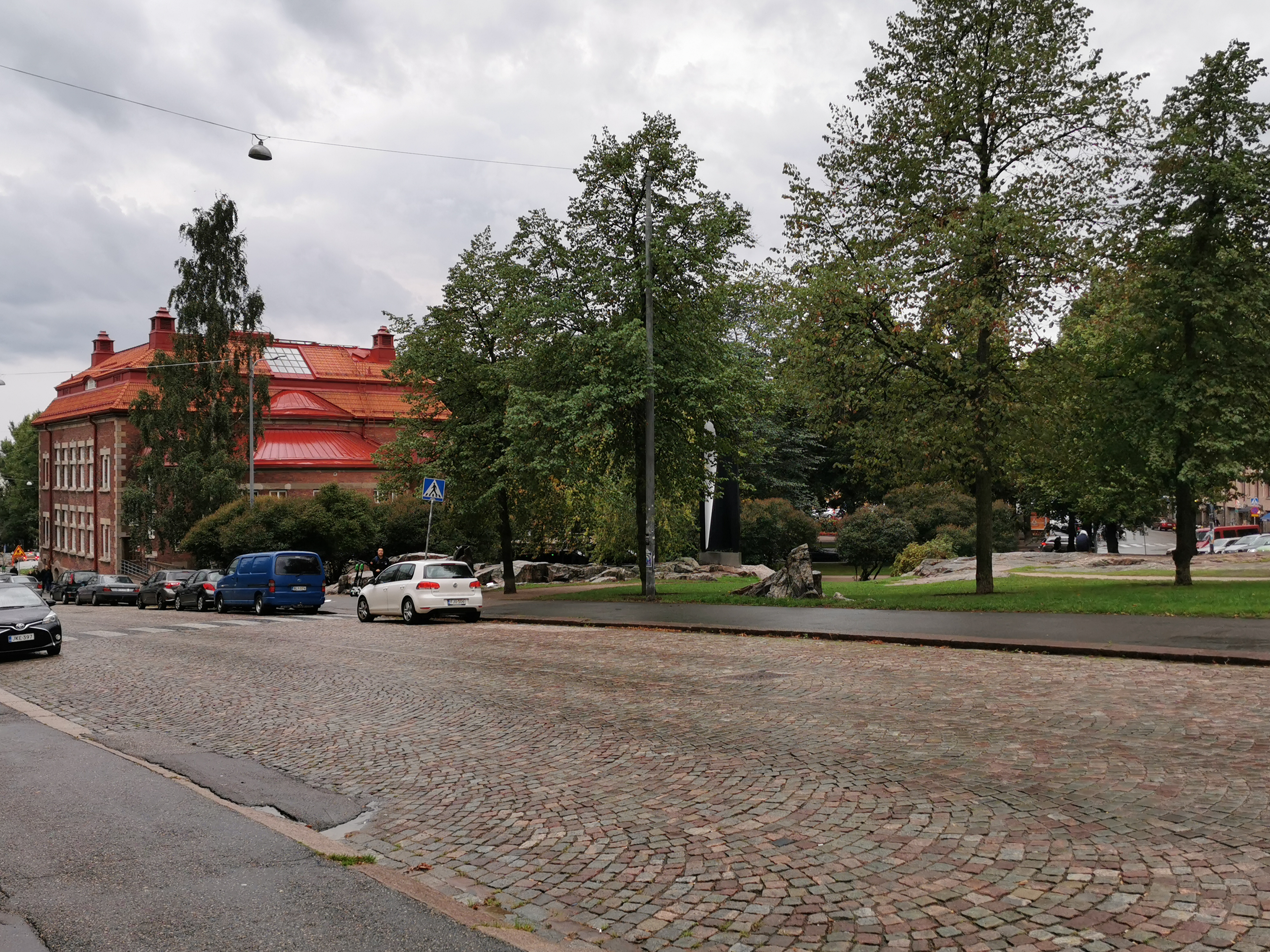 Porthaninkatu 12, 14.  Taustalla Agricolankatu 11, 13 ja Kallion kirkko. rephoto