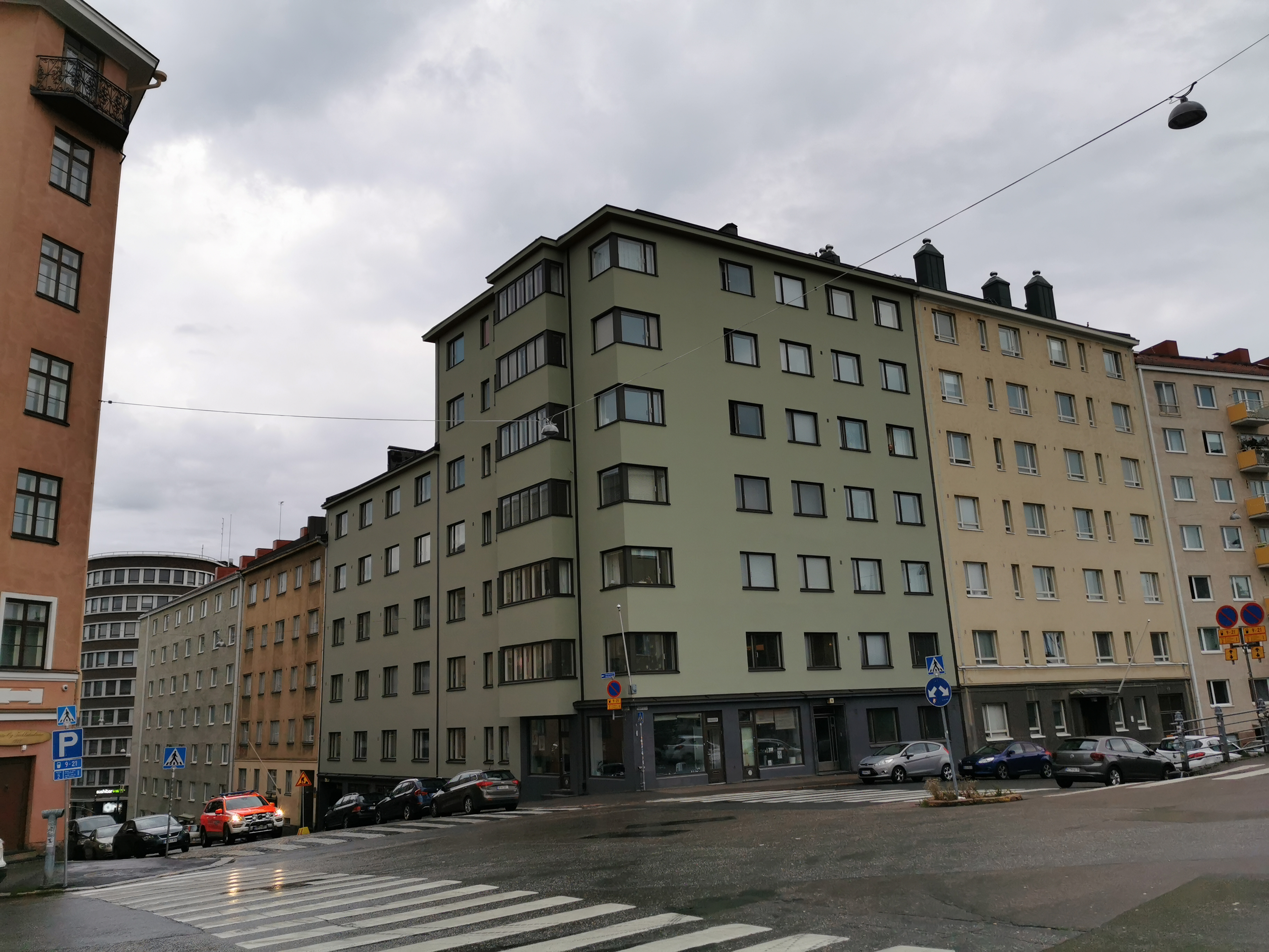 Pengerkatu 21:n ja Torkkelinkadun kulmassa Elannon uusi sekatavaramyymälä n:o 108, taustalla OTK:n pääkonttori, Hämeentie 19. Pengerkatu 21 (- Torkkelinkatu 4). rephoto
