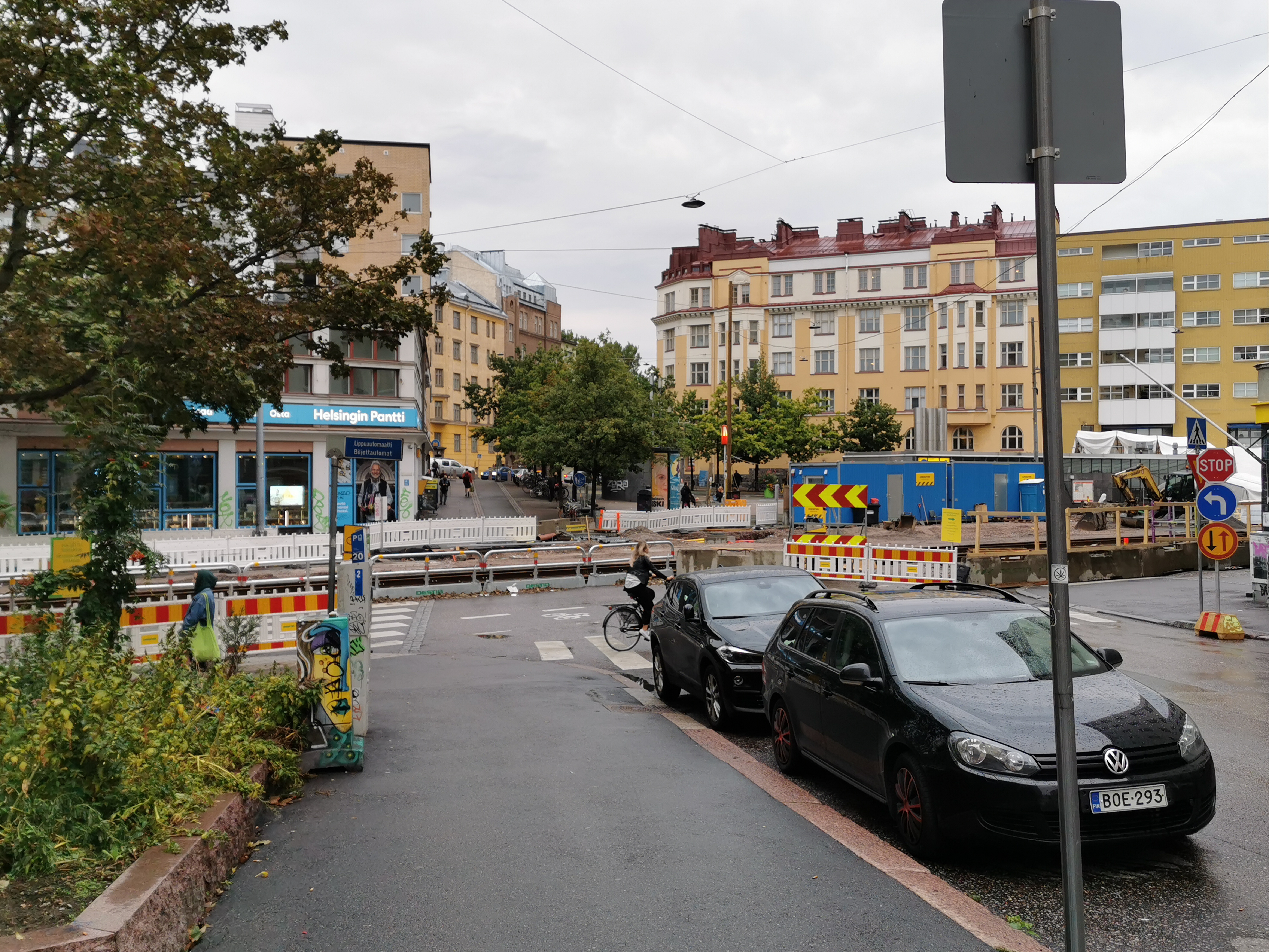 Etualalla Helsinginkatu 4. Takana matala vaalea kivitalo ja korkea kivitalo pääty kuvaan pain on Vaasankatu 5 - Pengerkatu 30 (= Kinaporinkatu 2). Kivitalo oikealla Vaasankatu 3 (= Vaasanpolku 3) - Pengerkatu 31 (= Kinaporinkatu 1).. rephoto