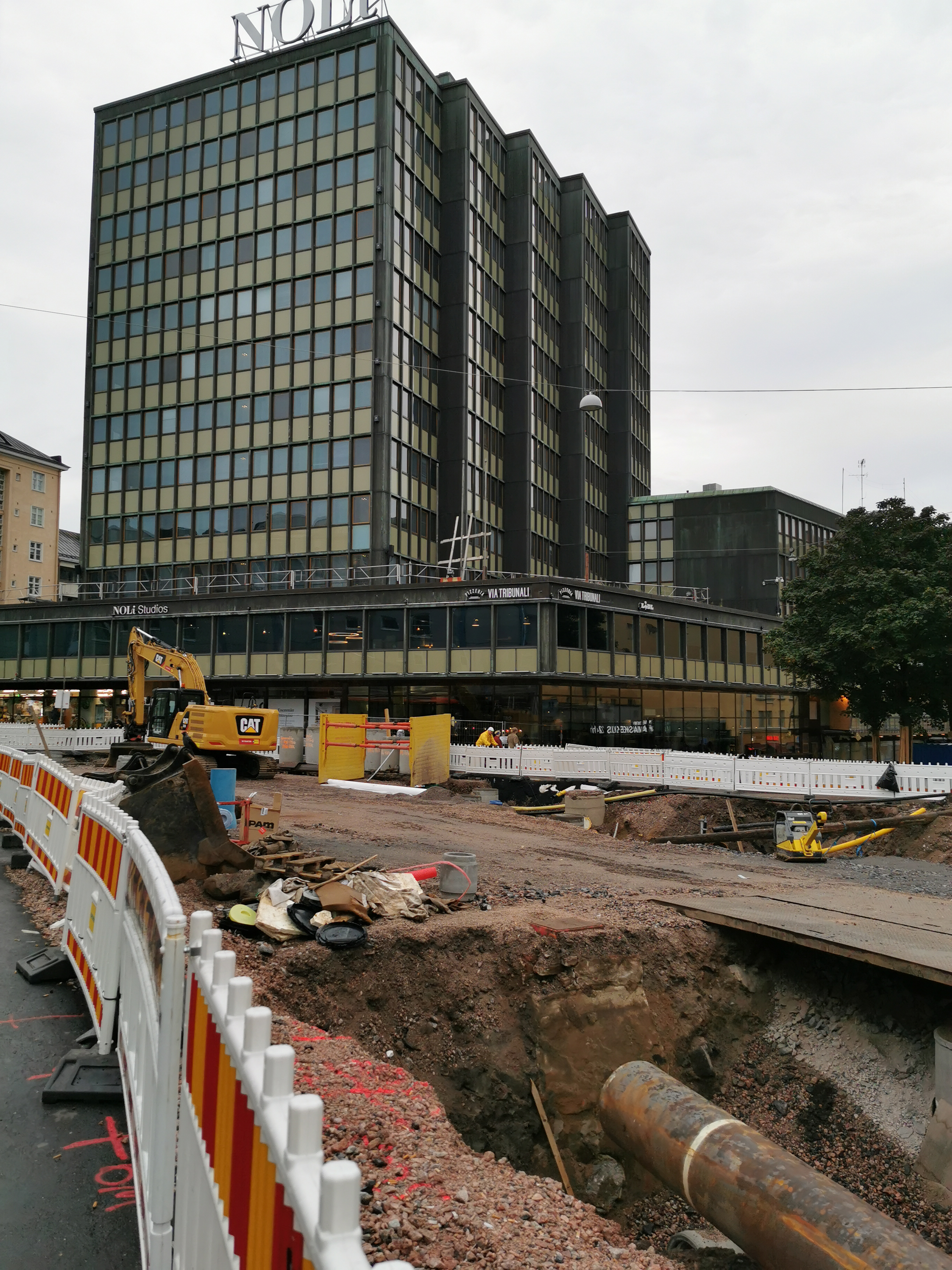 Entinen Kansa-yhtiöiden toimitalo Hämeentie 33, raitiovaunupysäkki. rephoto