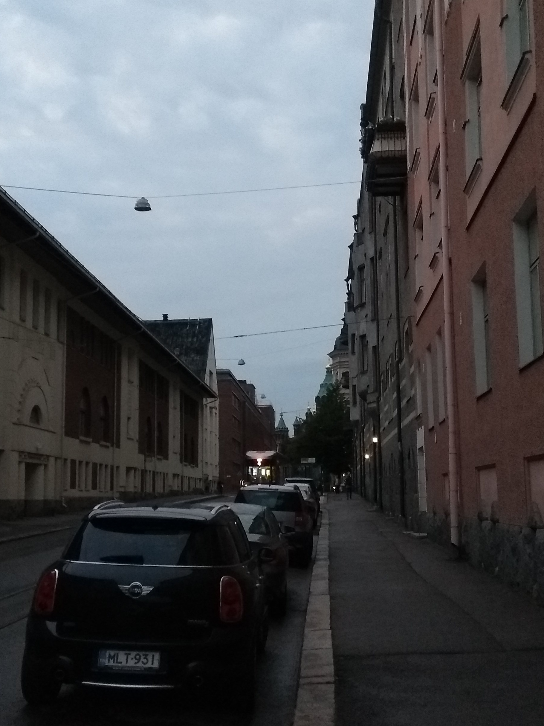 Katajanokka. Kruunuvuorenkatua luoteeseen Kruunuvuorenkatu 11:n kulmalta. Vasemmalla Pikku Satamakatu 6. Kadun päässä Uspenskin katedraali. rephoto