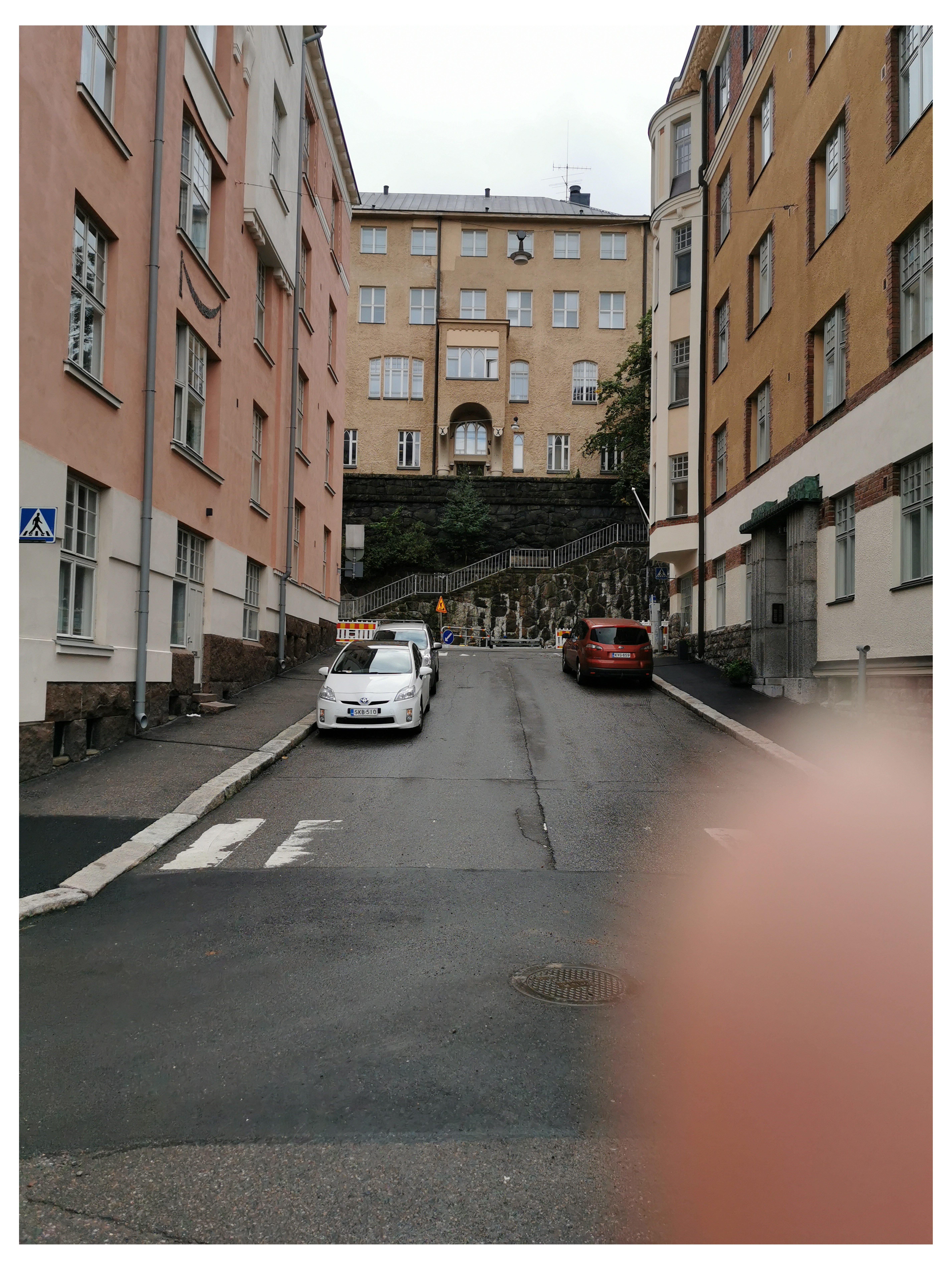 Näkymä Välikadulta Kirjatyöntekijänkadun suunnalta Kristianinkadulle päin. Taustalla Kristianinkatu 4, Meritullinkatu 33. Rakennuksessa toimi Kulmakoulu vuosina 1928-1982. rephoto