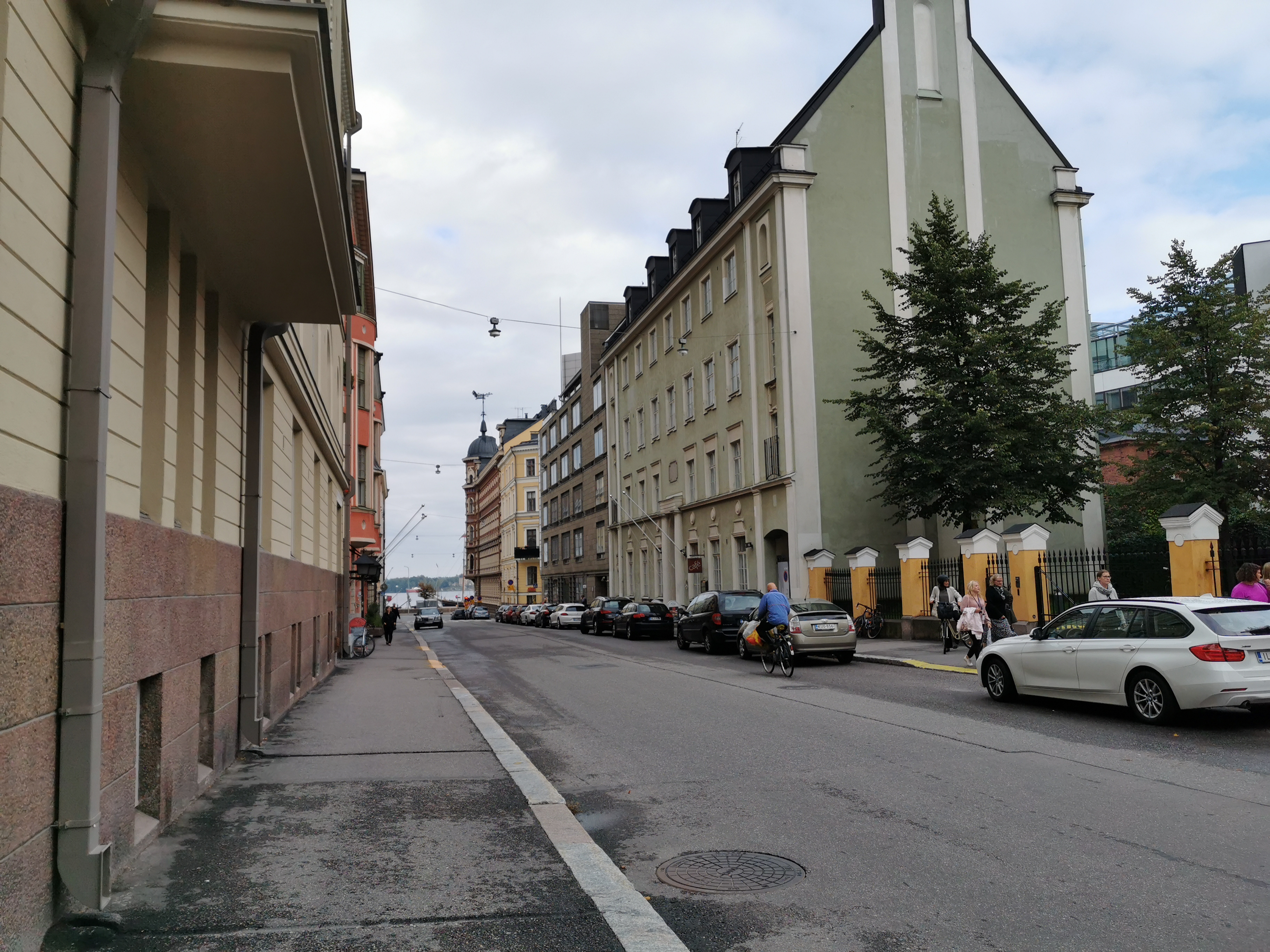 Näkymä Kirkkokatua pitkin itään kohti Pohjoisrantaa, oikealla Kirkkokatu 6, 4, 2, vasemmalla 7, 5, 3. rephoto