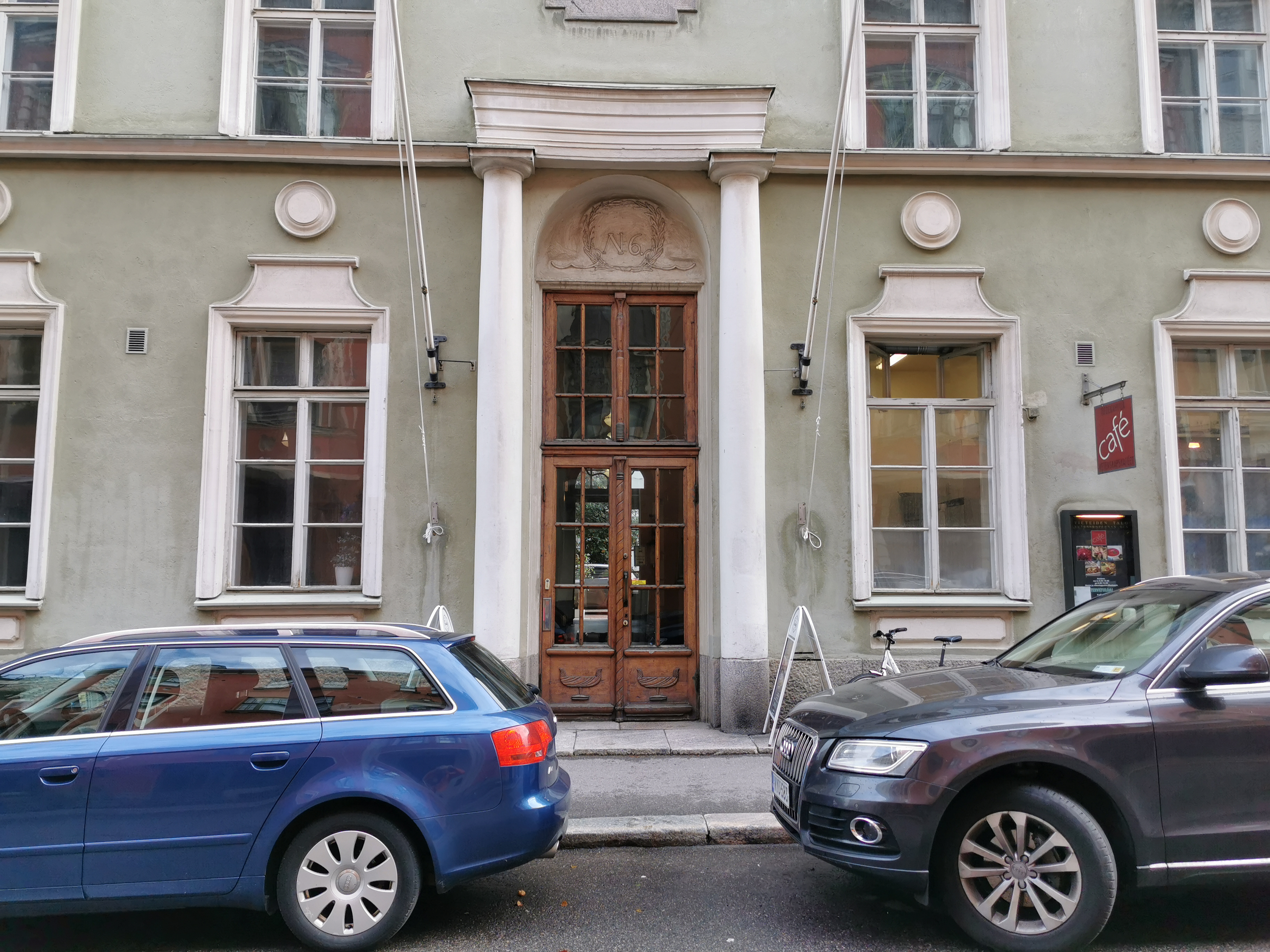 Ihmisiä ripustamassa Kirkkokatu 6:ssa sijaitsevan yliopiston rakennuksen (ent. Lisa Hagmanin koulu, nyk. Tieteiden talo) seinustalle banderollia, jossa teksti "Tätä taloa ei saa purkaa - Monitoimitalo ja kirjasto Kruununhaan asukkaille". rephoto