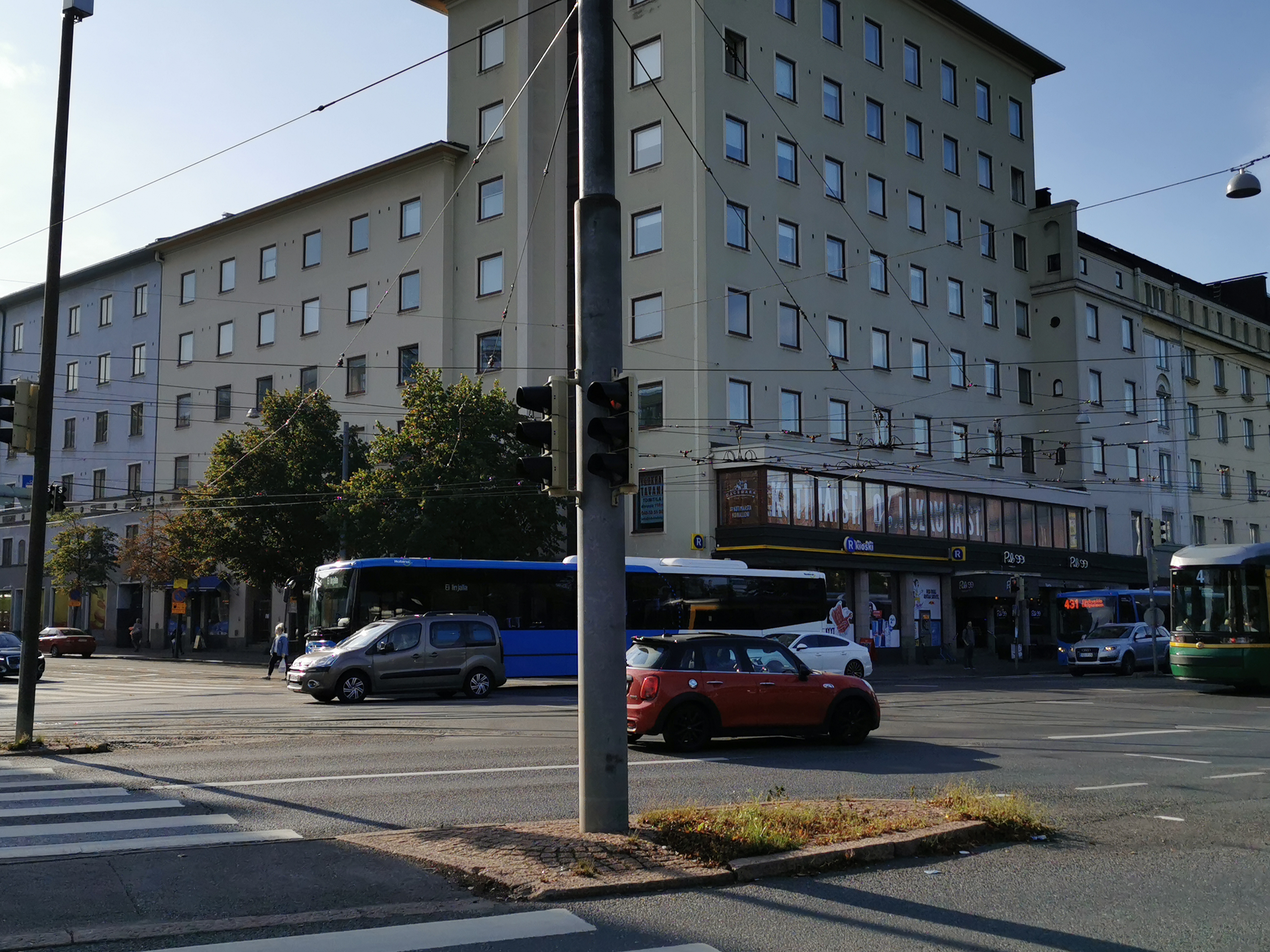 Läntinen Viertotie30 - Runeberginkatu 60 (= Mannerheimintie 58 - Runeberginkatu 60). Talo on purettu vuonna 1928. Rakennuksessa toimi HOK (Helsingin osuuskauppa). rephoto