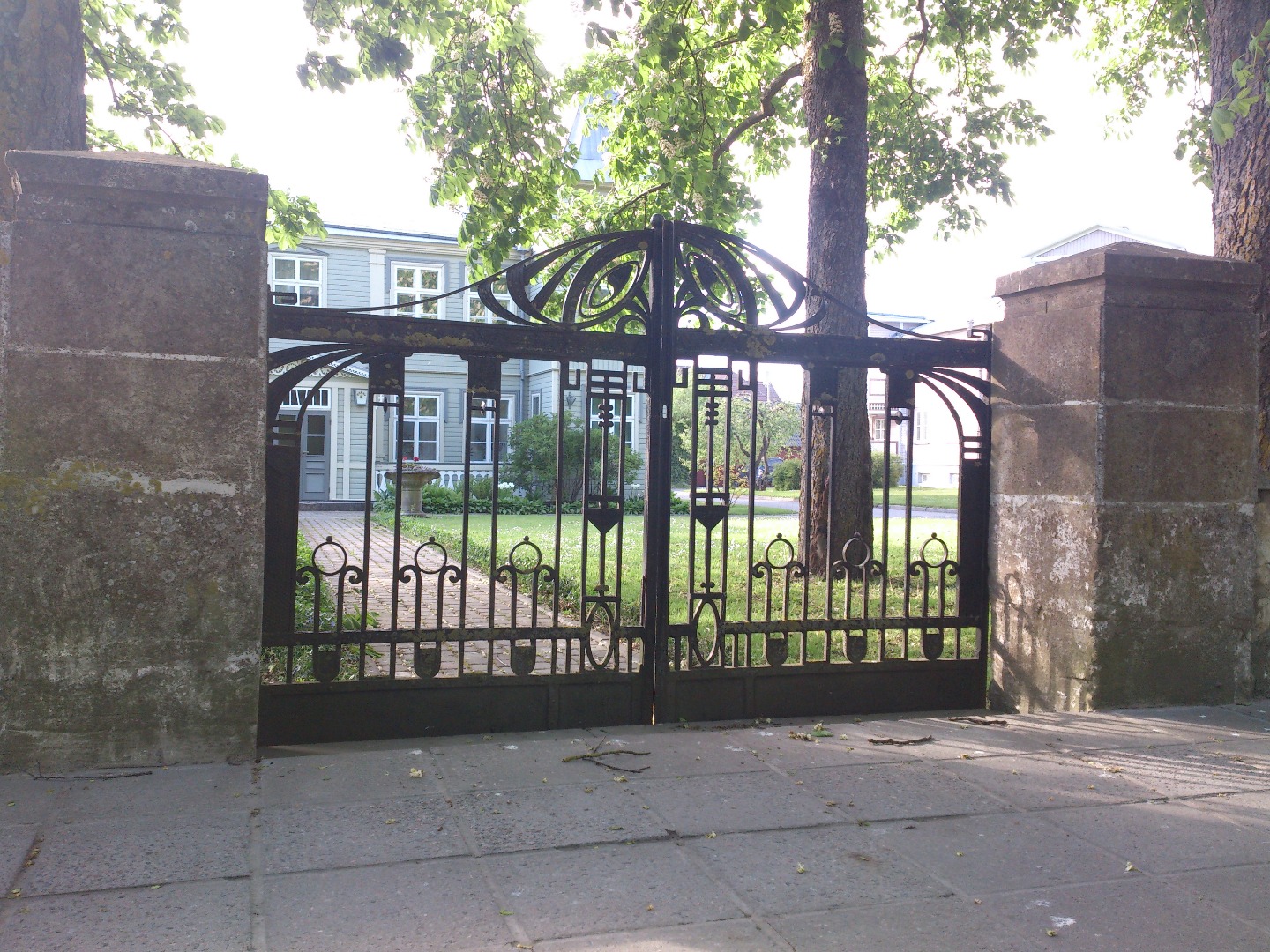 Former Waldmann's pansion: close view to the gate rephoto
