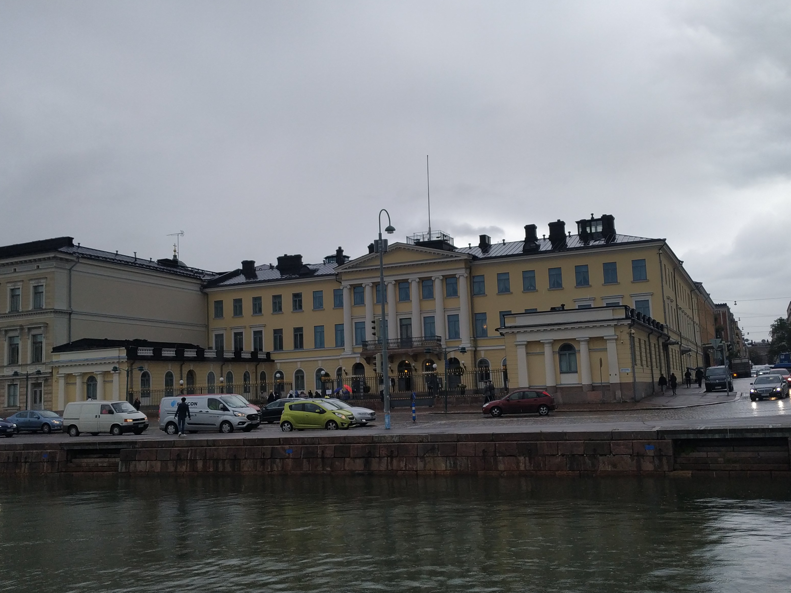 Keisarillinen palatsi (=Presidentinlinna), Pohjoisesplanadi 1 - Mariankatu 2. Oikealla näkymä Mariankatua pitkin pohjoiseen. rephoto