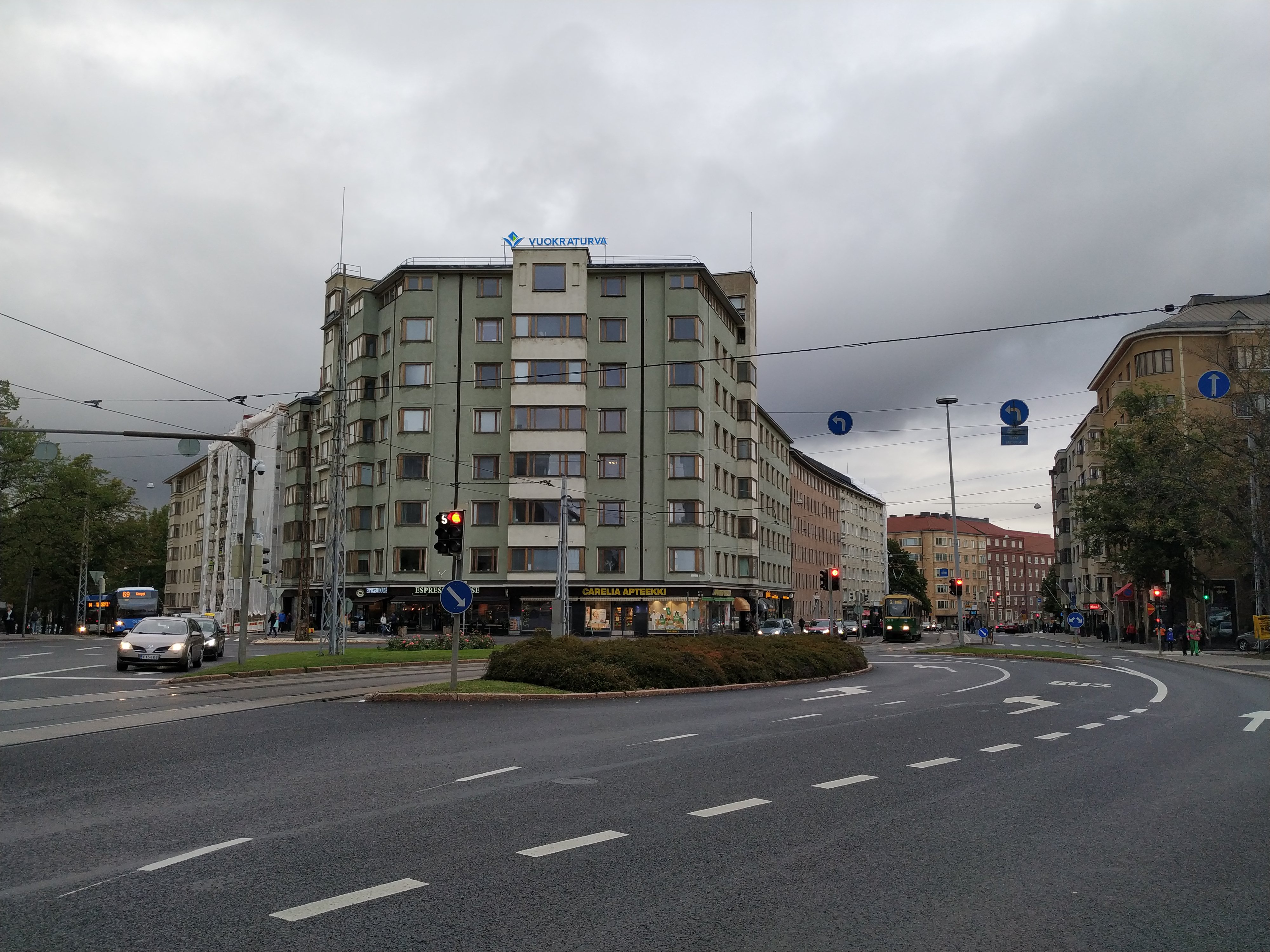 Runeberginkatu 46, 48, 50, 52, 54ab - Topeliuksenkatu 1, 3a, 3b. Runeberginkadulla raitiovaunu. rephoto