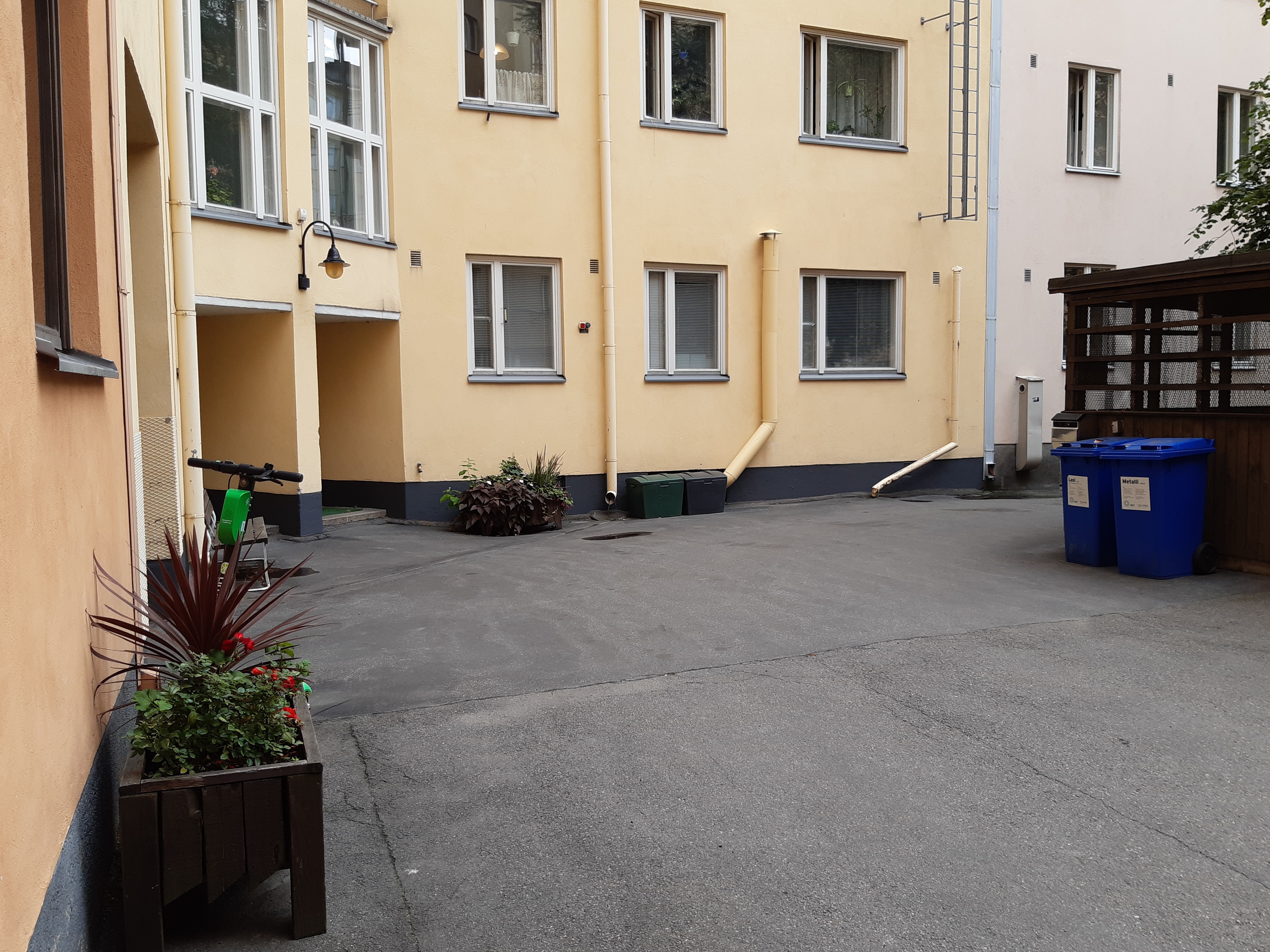 Hakaniemenkuja 2. Lapsia leikkimässä Hura hura häitä -leikkiä Hakaniemenkujan, Hakaniemenkadun, Näkinkujan ja Sörnäisten rantatien välisellä korttelipihalla. rephoto