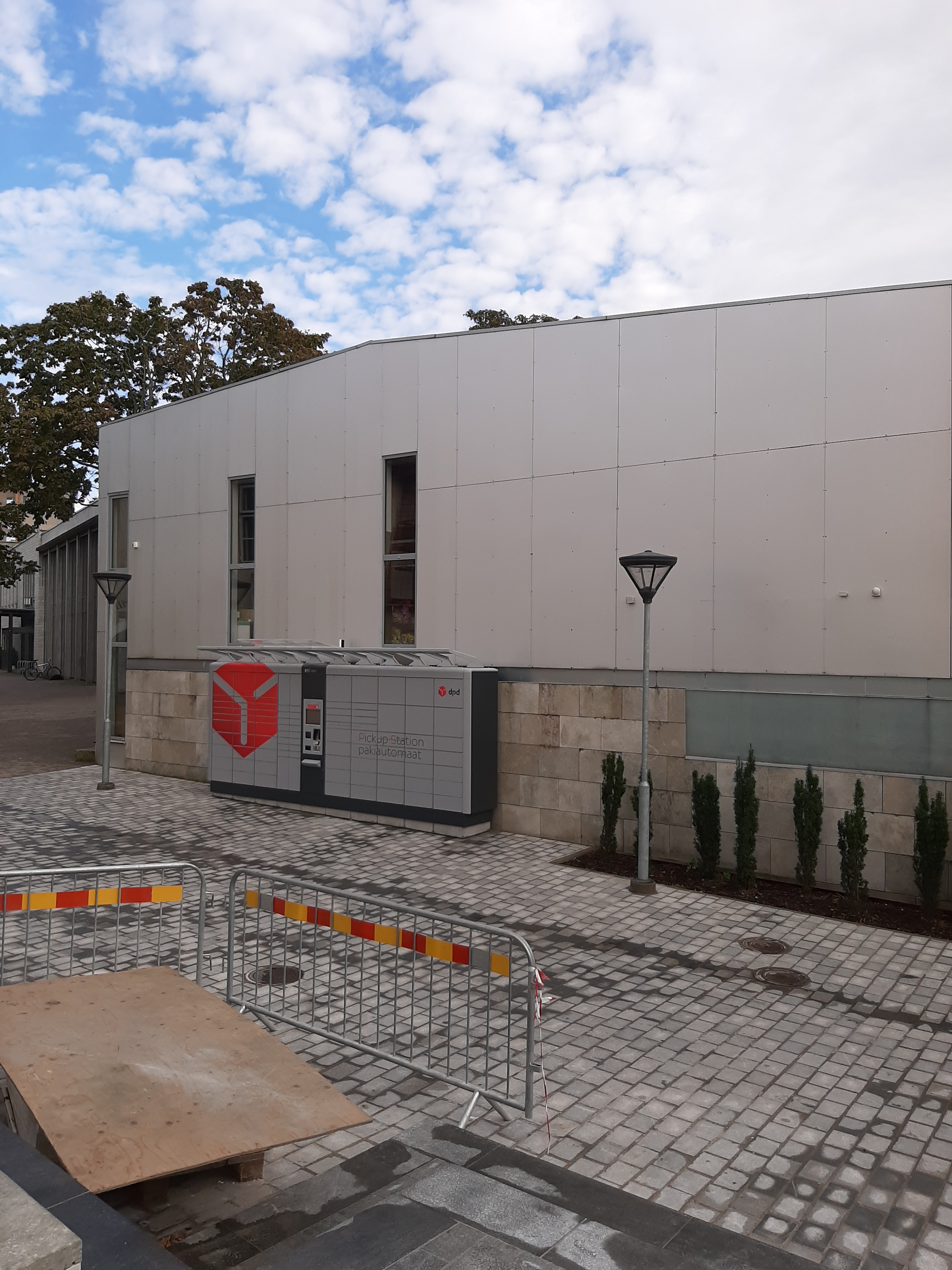 Kuressaare city center, view of the cinema and parking lot rephoto