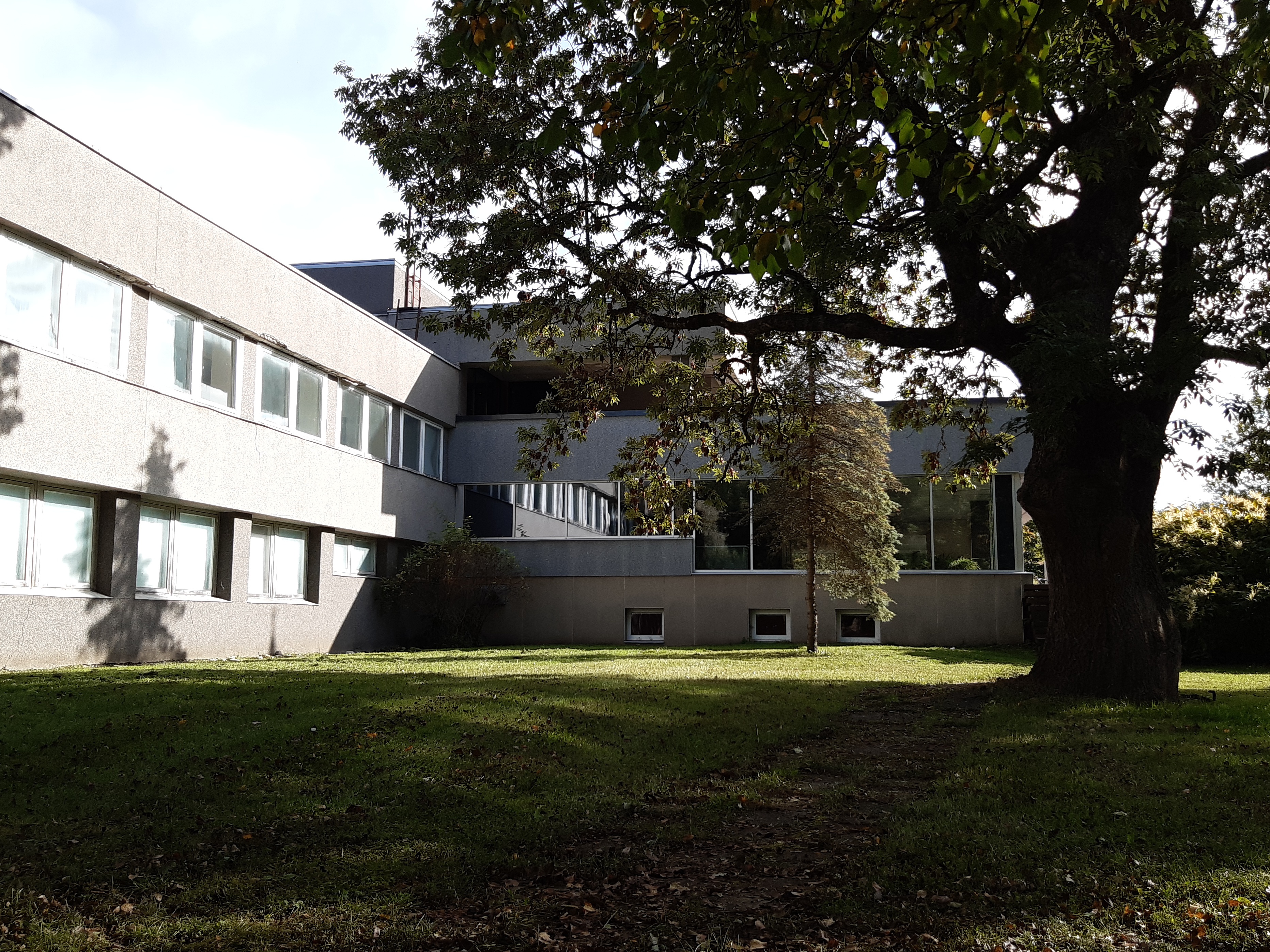 Haldushoone Taeblas, vaade hoone osale nurgalt. Arhitekt Arvi Aasmaa rephoto