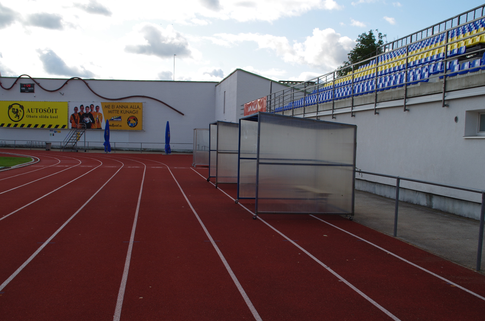 Placing a new cover on the Rakvere Stadium. rephoto
